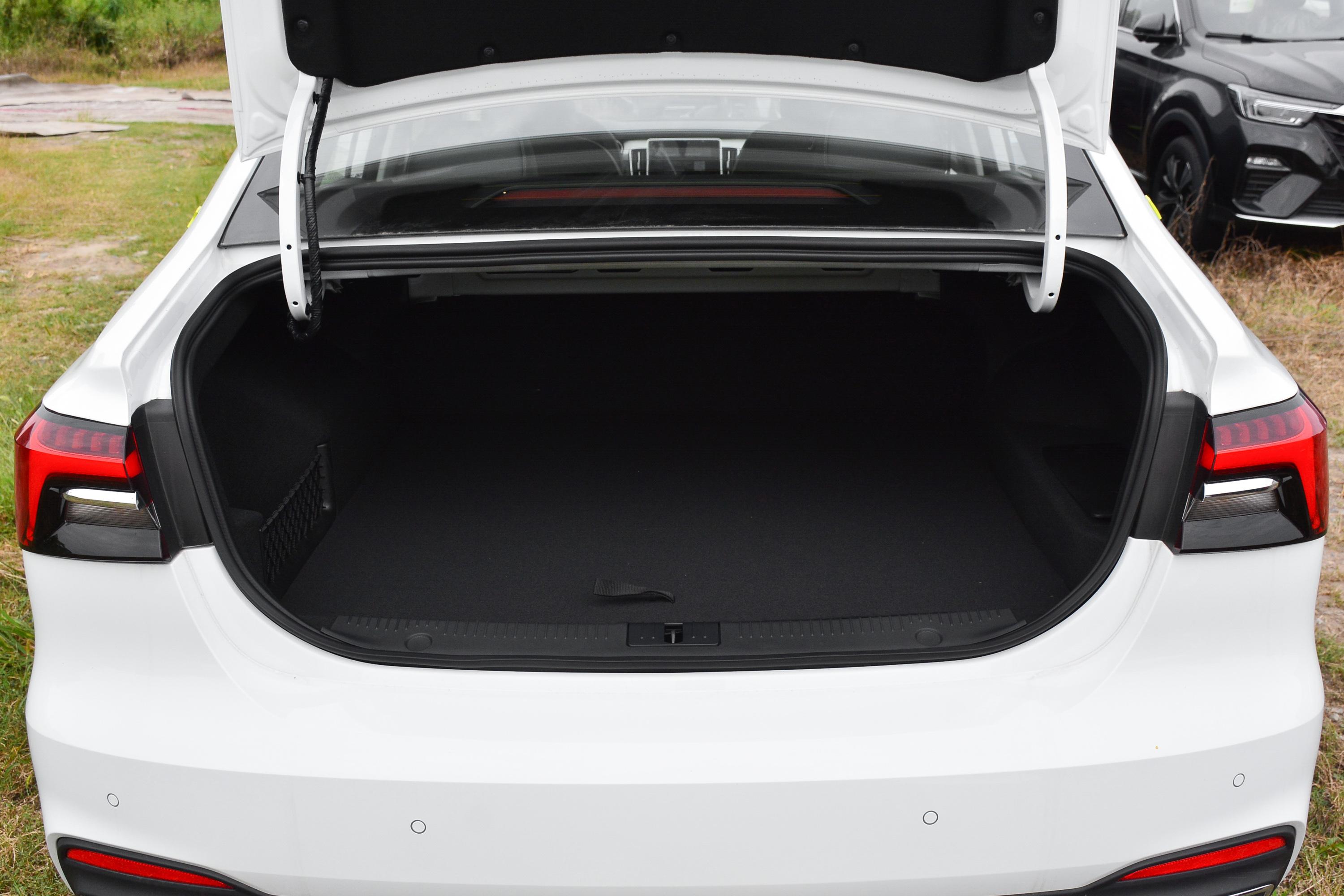 荣威ei6 max 插电混动后备厢空间表现还算不错,放倒后排座椅后,能够