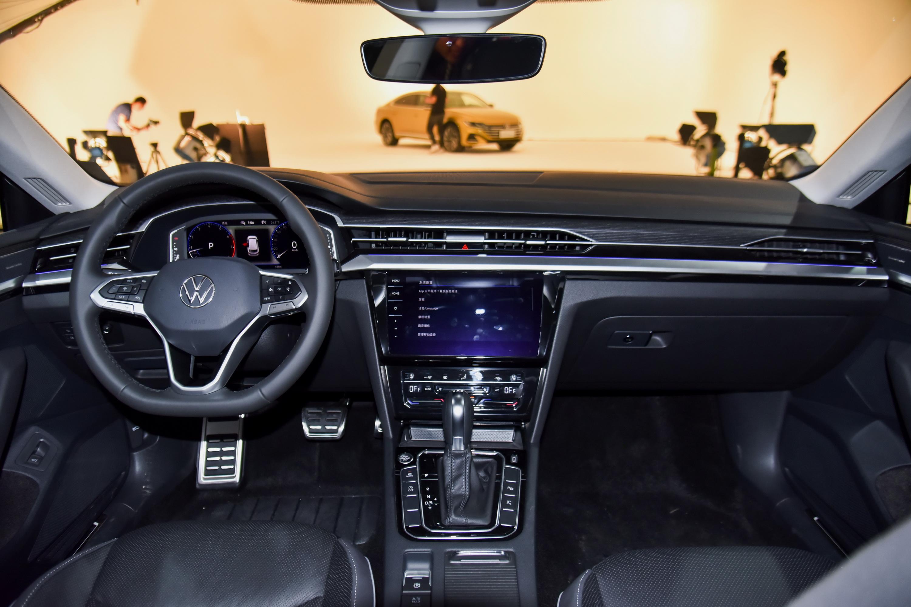 新车的内饰布局同样延续了现款车型的设计,并且加入了大量的碳纤维饰