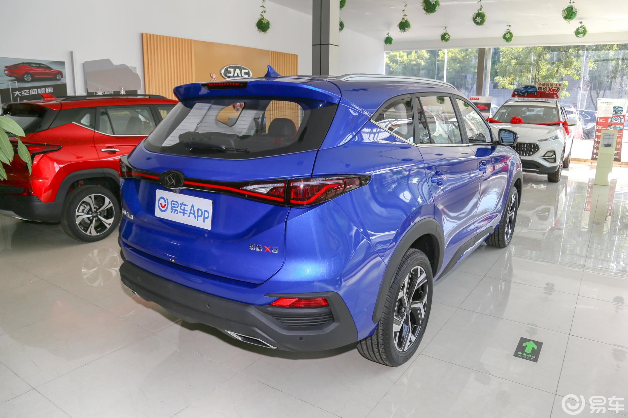 【思皓x82021款300t 双离合 旗舰智联版 6座侧后45度车头向右水平汽车