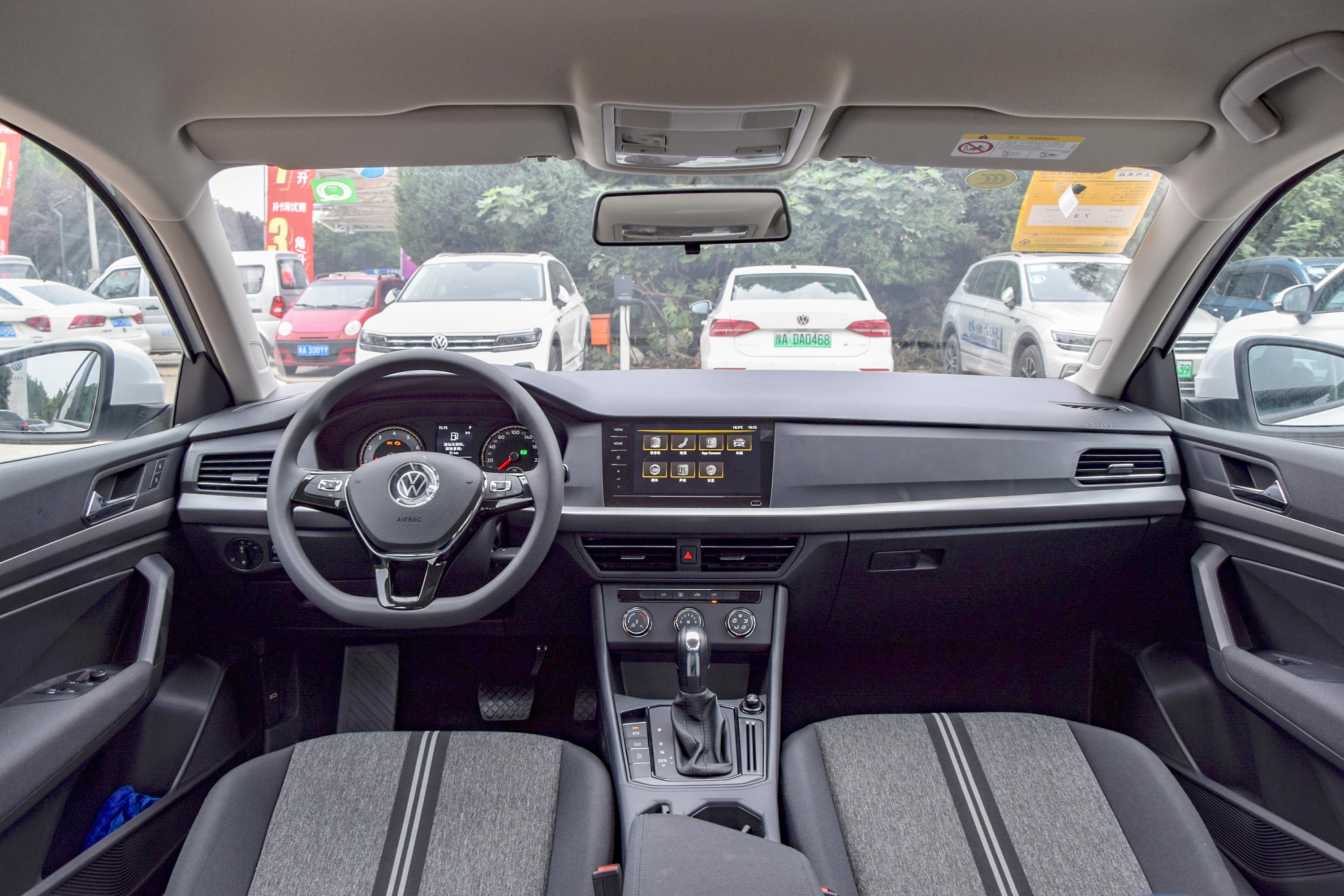 内饰方面,上汽大众朗逸启航依旧是我们熟悉的朗逸的样式,并没有在新