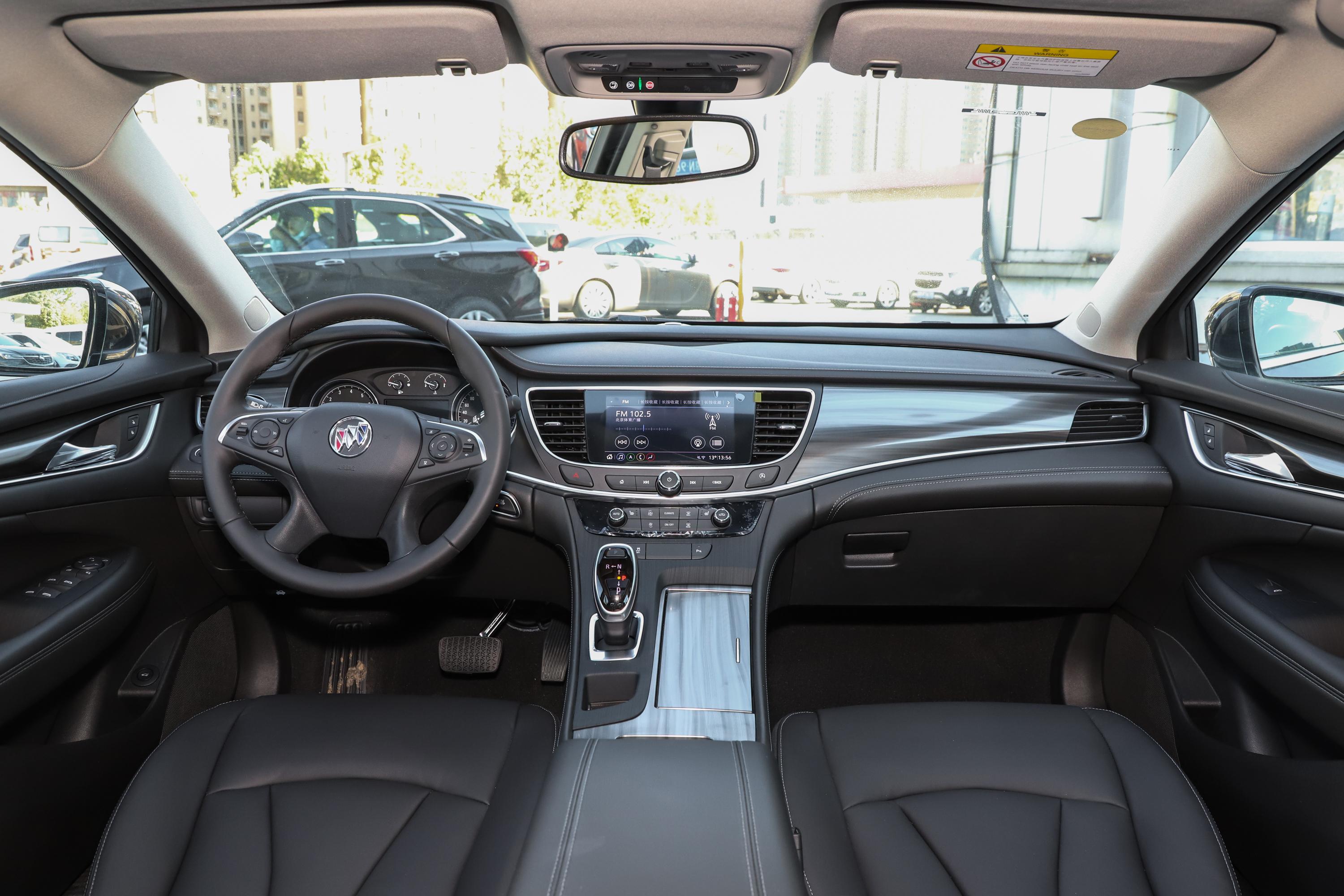 内饰部分,君越avenir的内饰设计同样与普通版保持一致,不过在中控面板