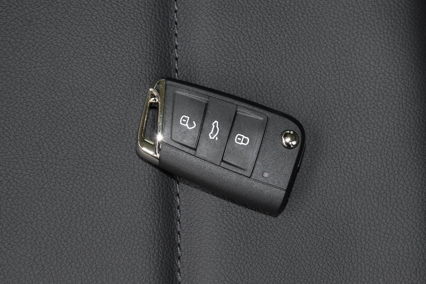 途观l330tsi 双离合 两驱 智享版钥匙正面