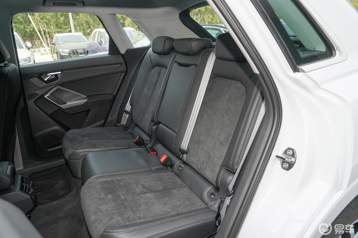 【奥迪q32021款35 tfsi 进取动感型后排座椅汽车图片-汽车图片大全】