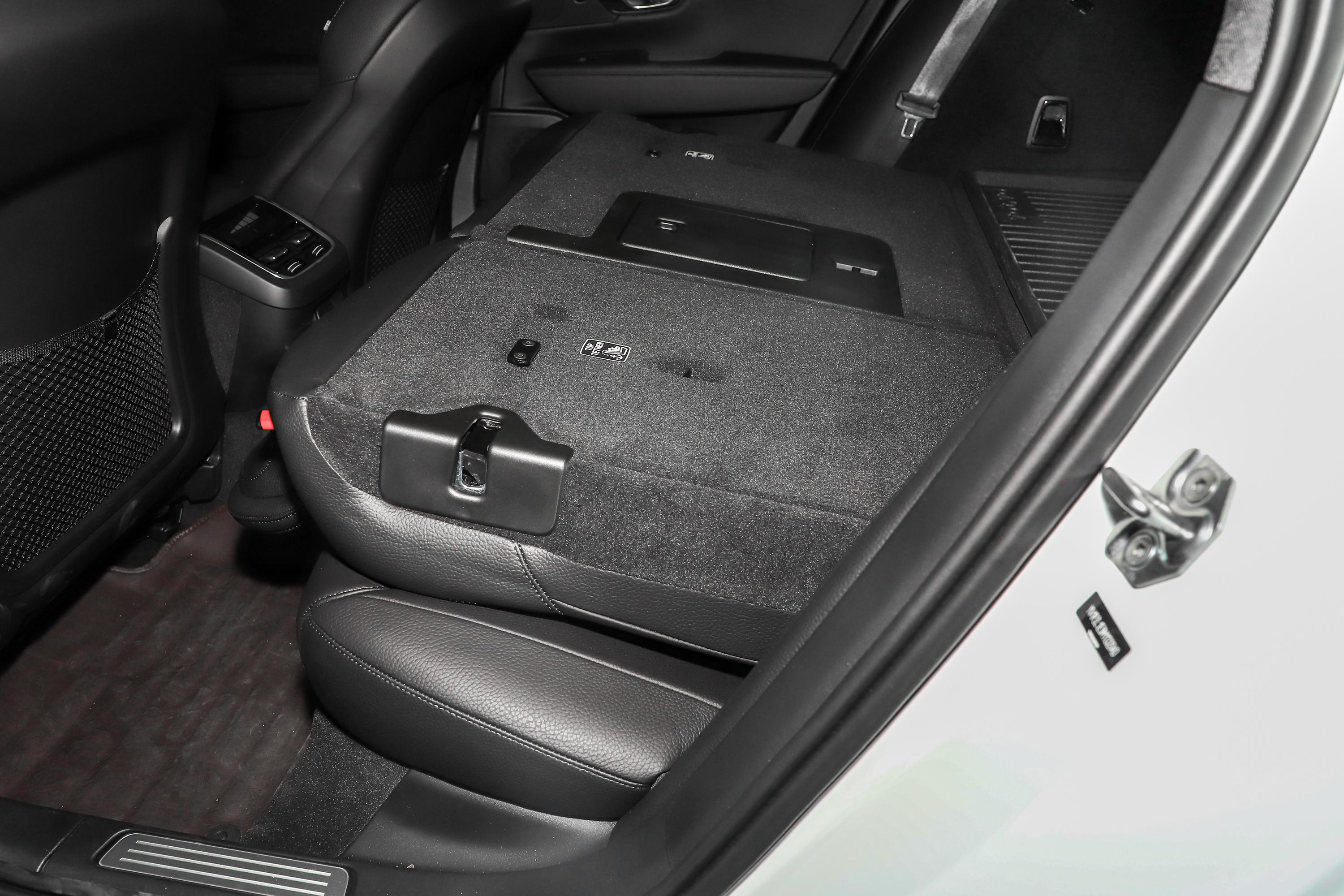 沃尔沃v90后备厢空间表现中规中矩,如果需要装一些较大的物件,后排