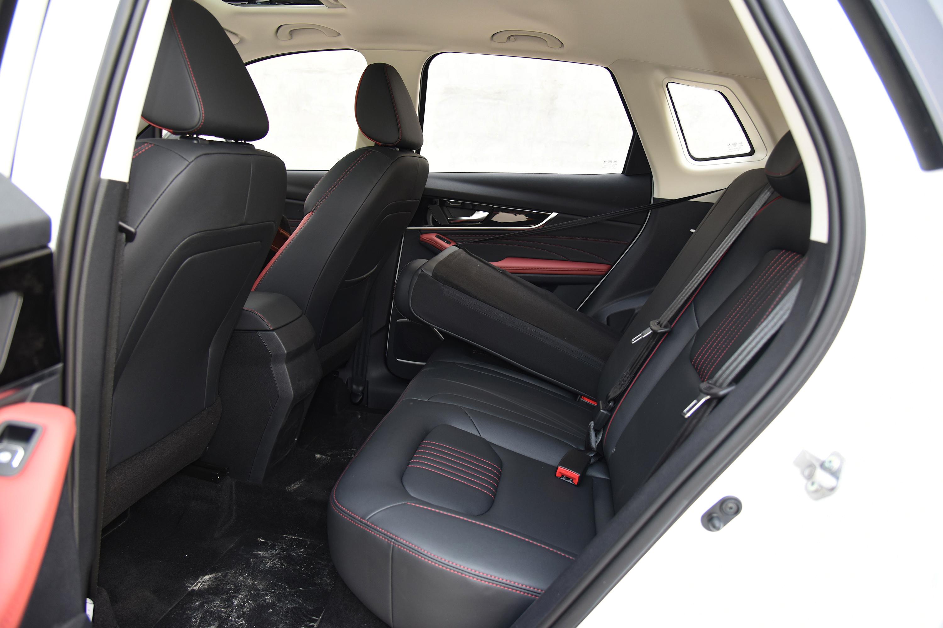 奔腾t33后备厢空间可利用率很高,装载能力也较为出色,后排座椅支持