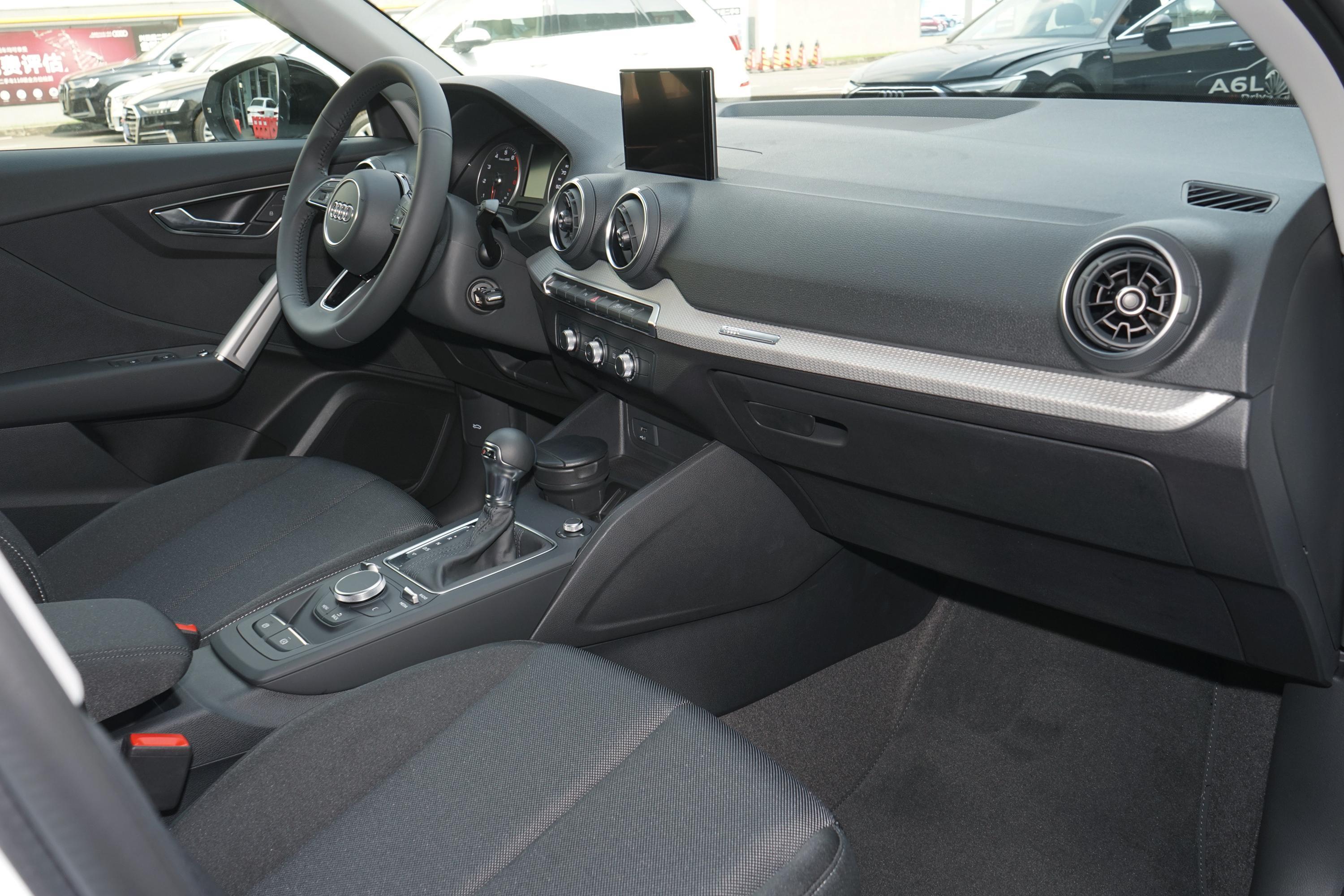 奥迪q2l车尾_方向盘_气囊