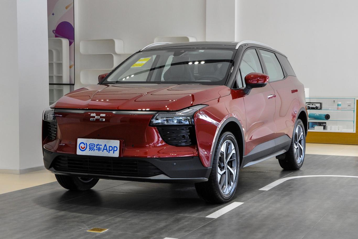 爱驰u5pro侧前45度车头向左水平