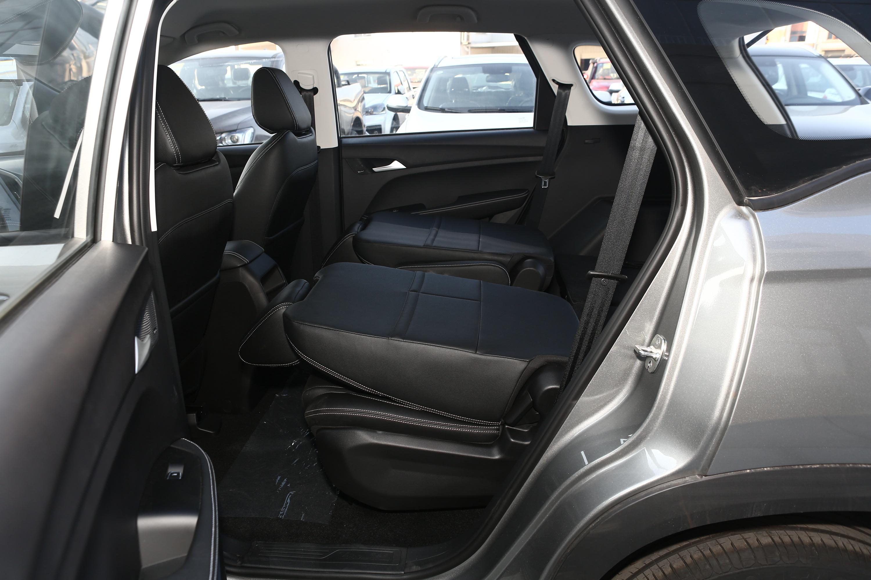 宝骏530后备厢空间表现中规中矩,如果需要装一些较大的物件,后排座椅