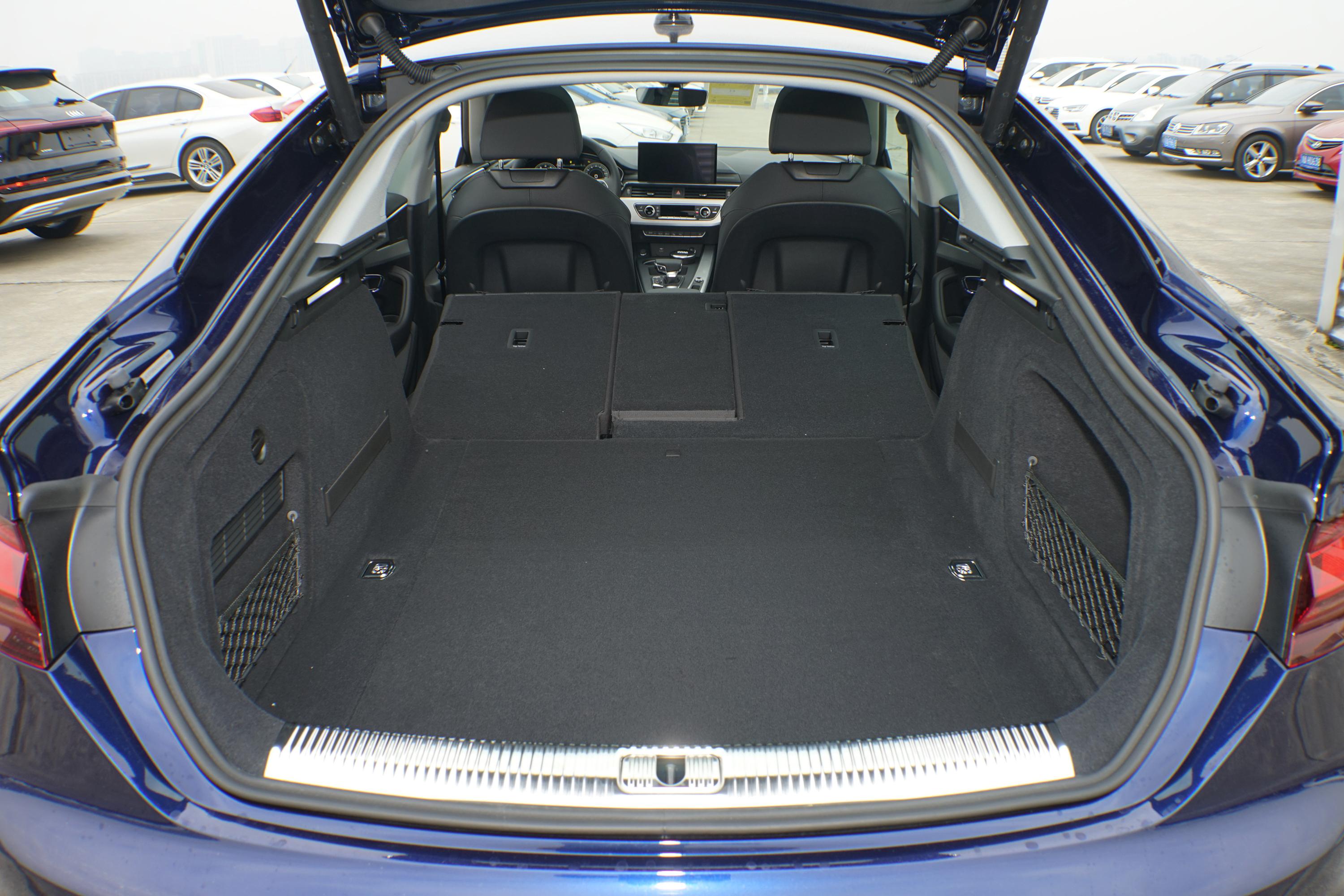 奥迪a5后备厢空间表现还可以,旅途出行有大件物品的话,可以放倒后排