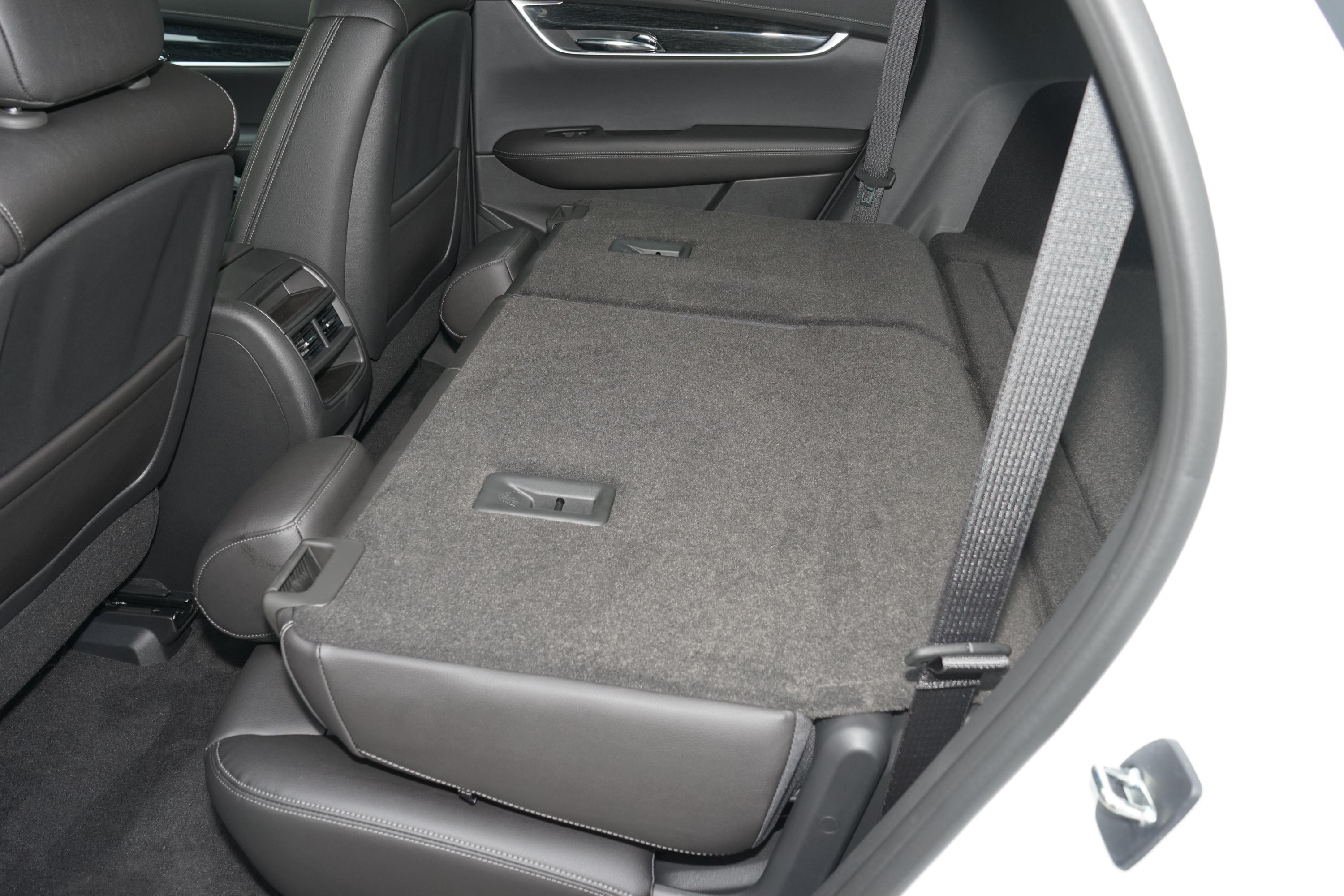 凯迪拉克xt5后备厢空间的表现比较不错,开口大小符合它的定位,一家人