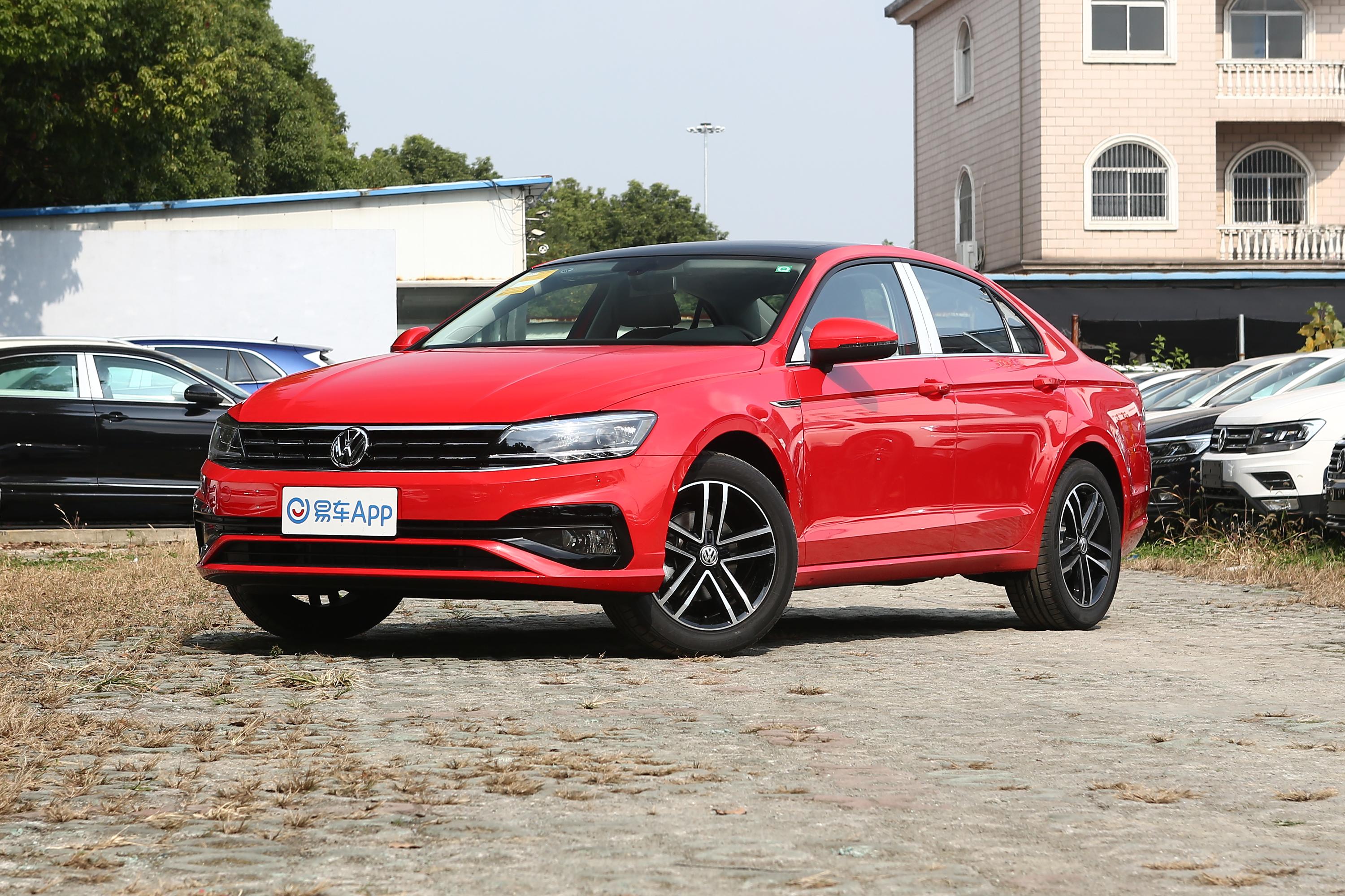 进入车内,凌渡gti在中控台右侧,车门板及方向盘位置均加入了红色缝线.