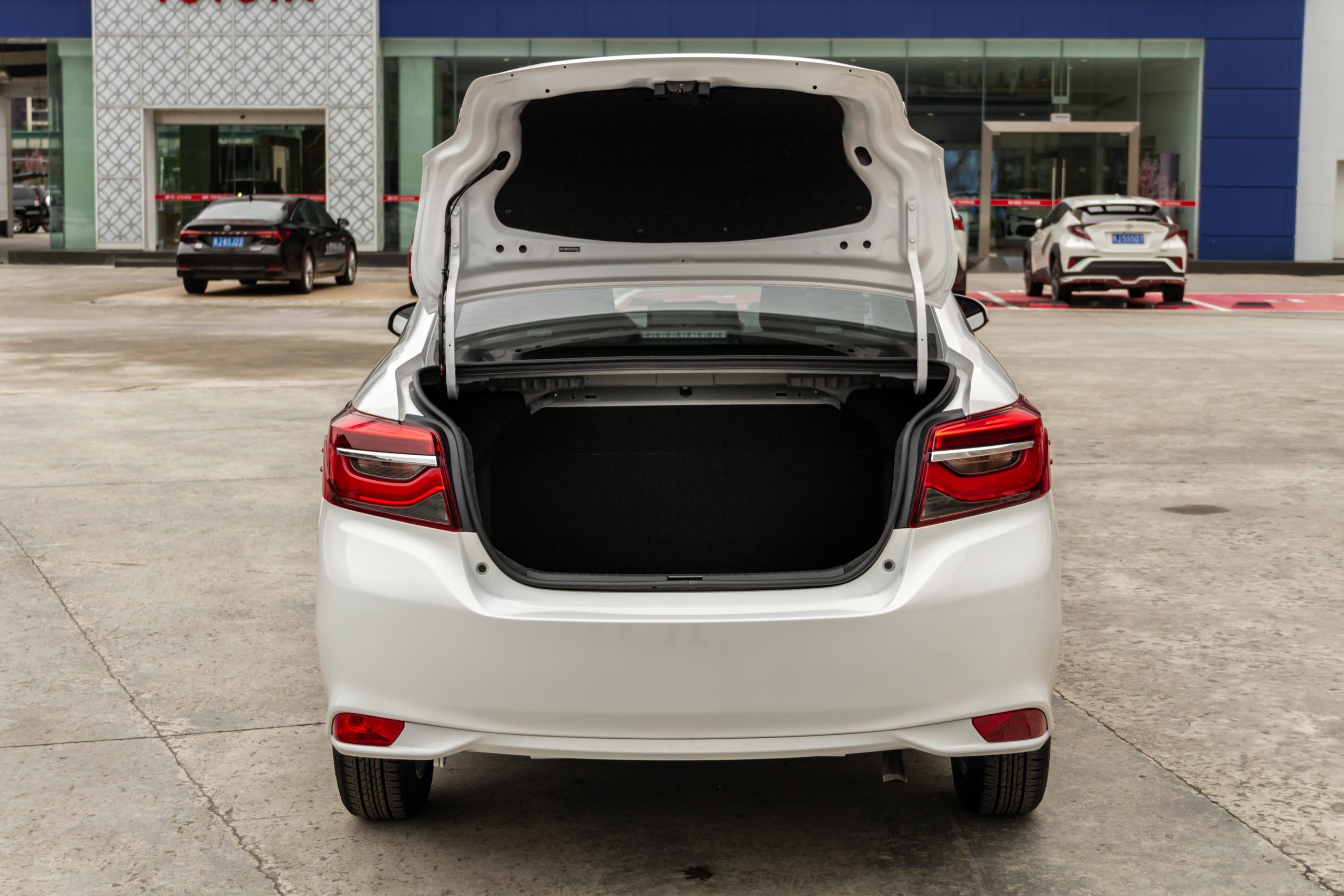 威驰后备厢空间表现还算不错,放倒后排座椅后,能够进一步扩展空间,载