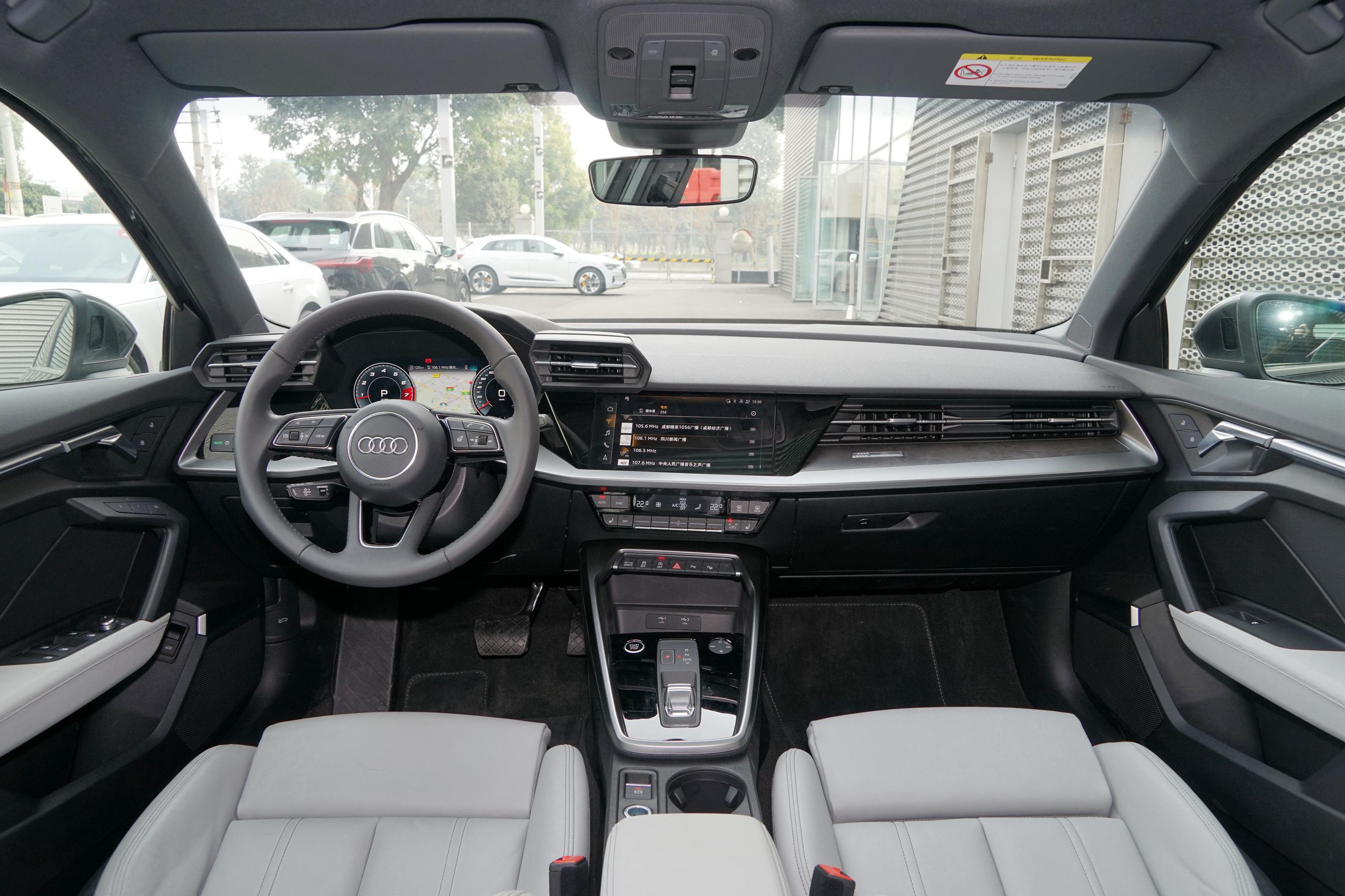 来到车内,奥迪a3的内饰设计给人感觉就是成熟稳重.