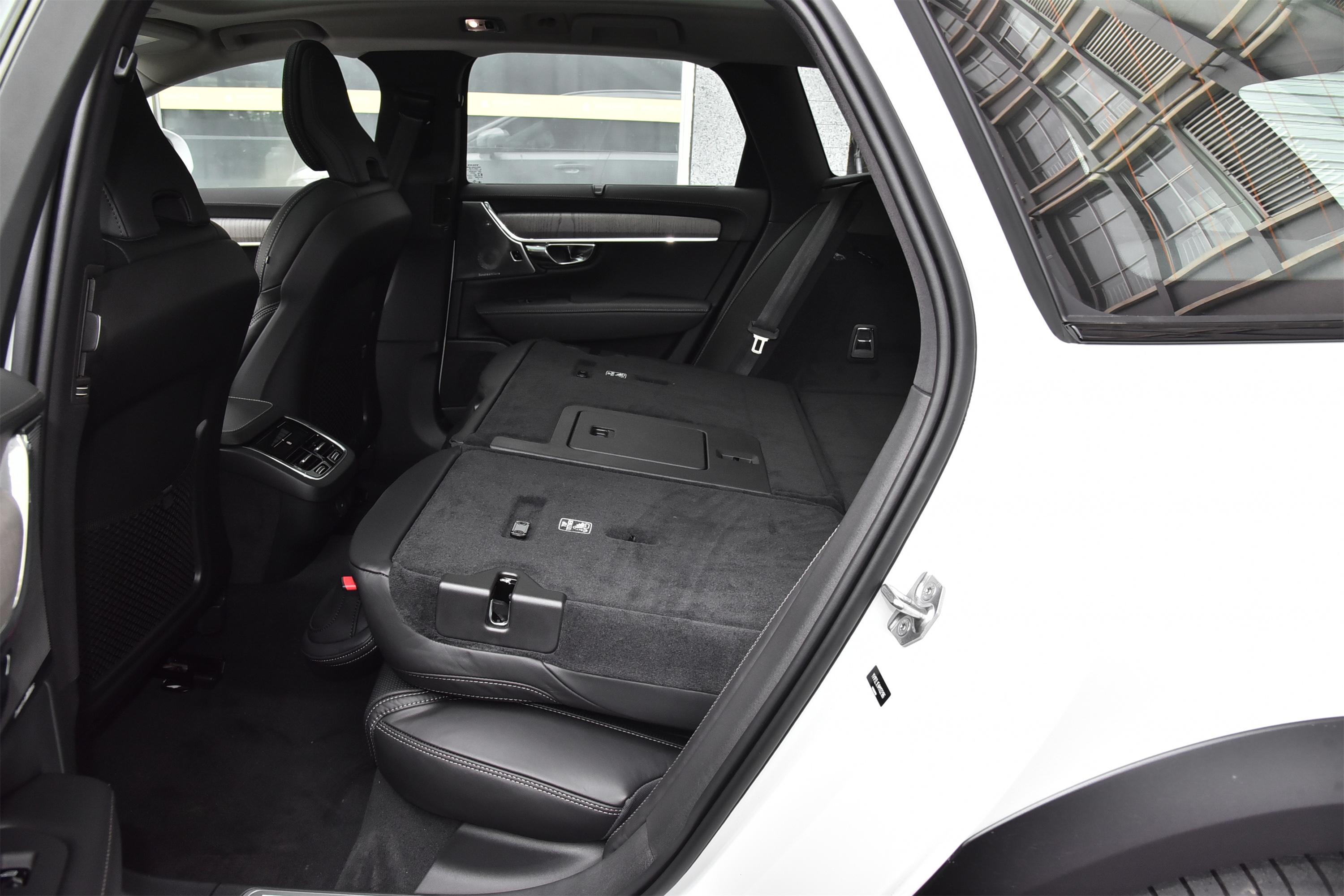 沃尔沃v90后排空间还算宽敞,头部和腿部空间都有一定的余量,满足日常