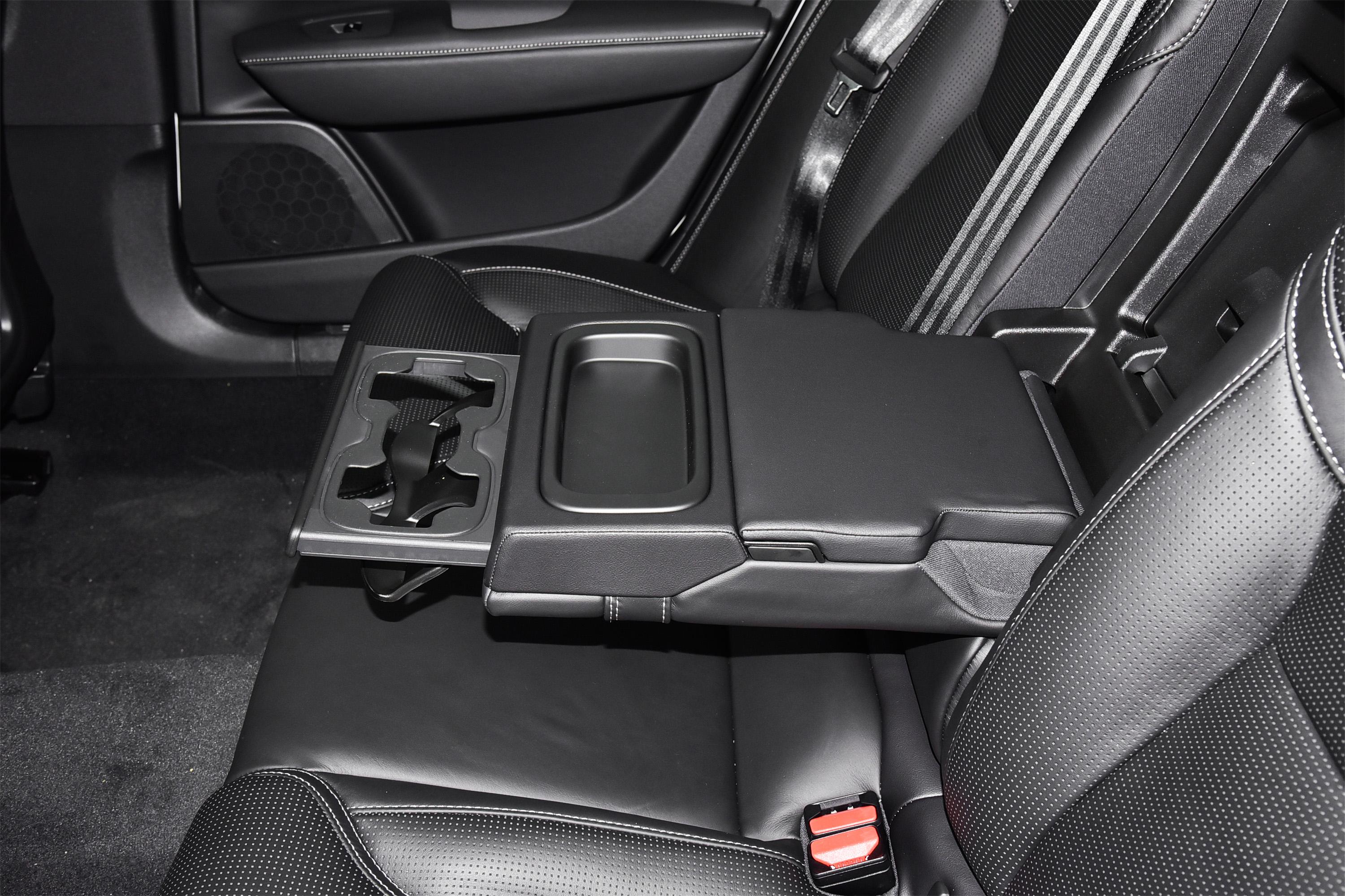 v90后备厢空间表现还可以,旅途出行有大件物品的话,可以放倒后排座椅