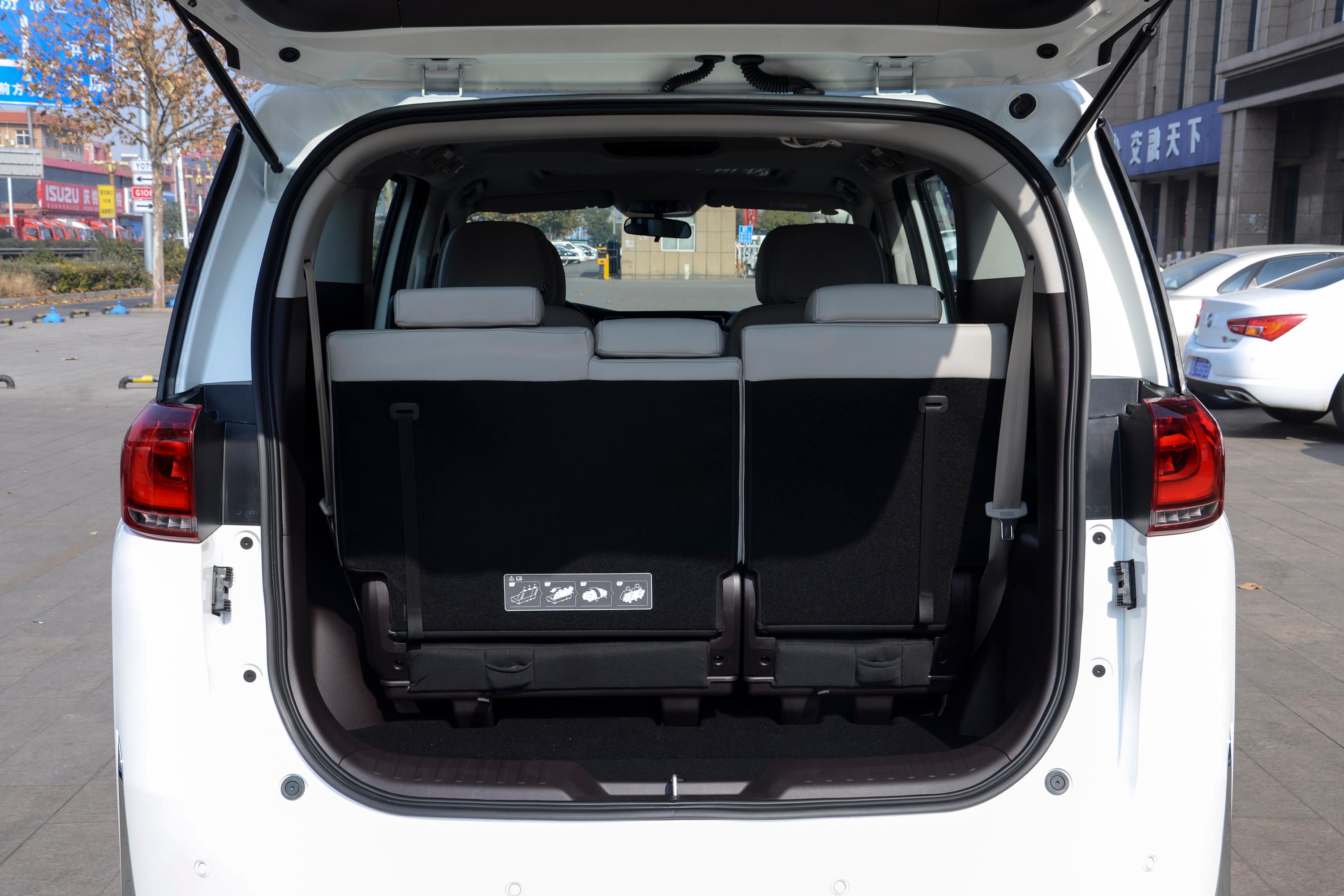 传祺m8后备厢放两个行李包还是没有问题的,后排座椅不能放倒,这一点
