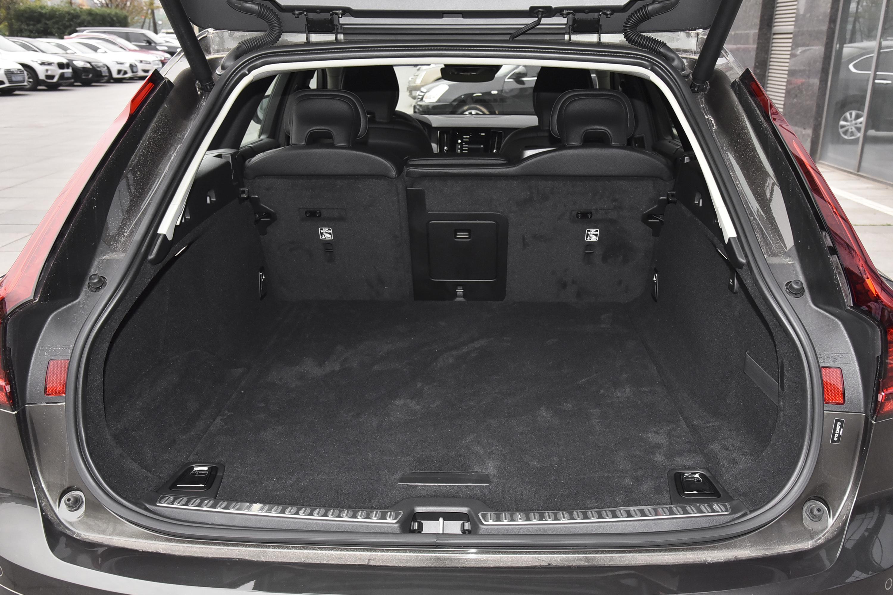 v90后备厢空间表现还可以,旅途出行有大件物品的话,可以放倒后排座椅