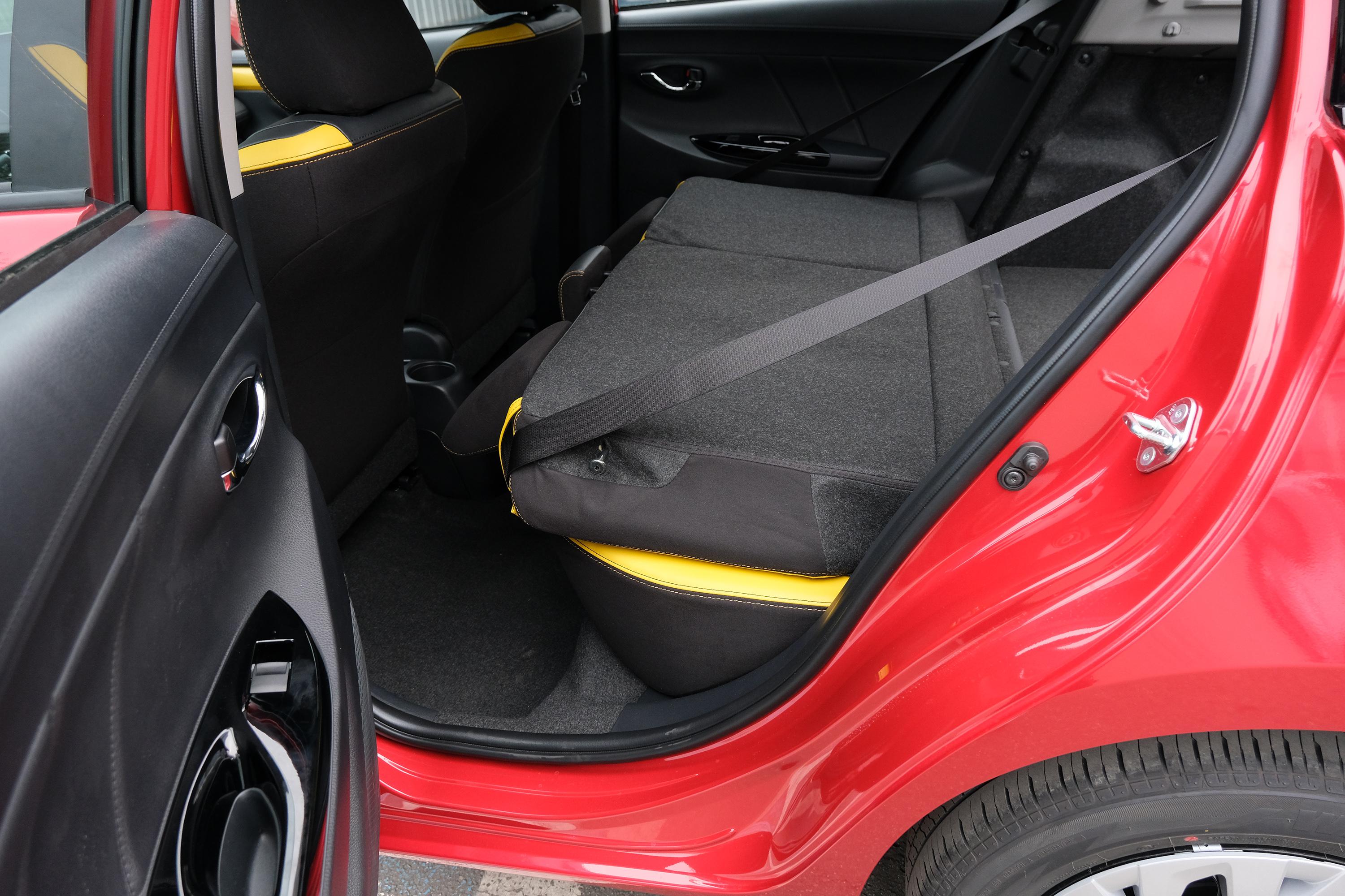 威驰fs后排空间还算宽敞,头部和腿部空间都有一定的余量,满足日常家用