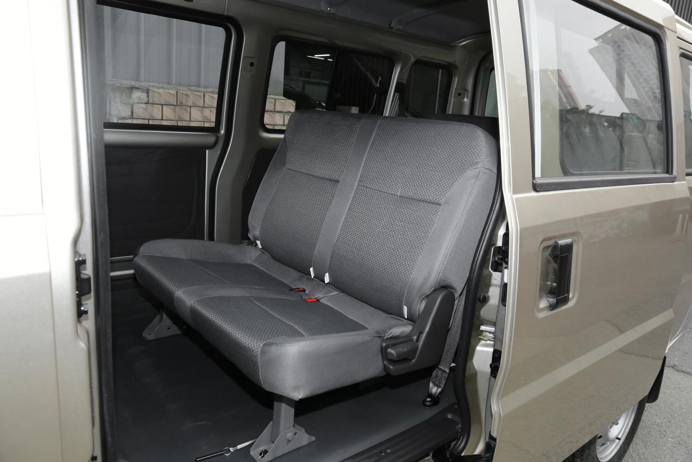 五菱荣光1.5l 手动 加长基本版 7座 国vi后排座椅