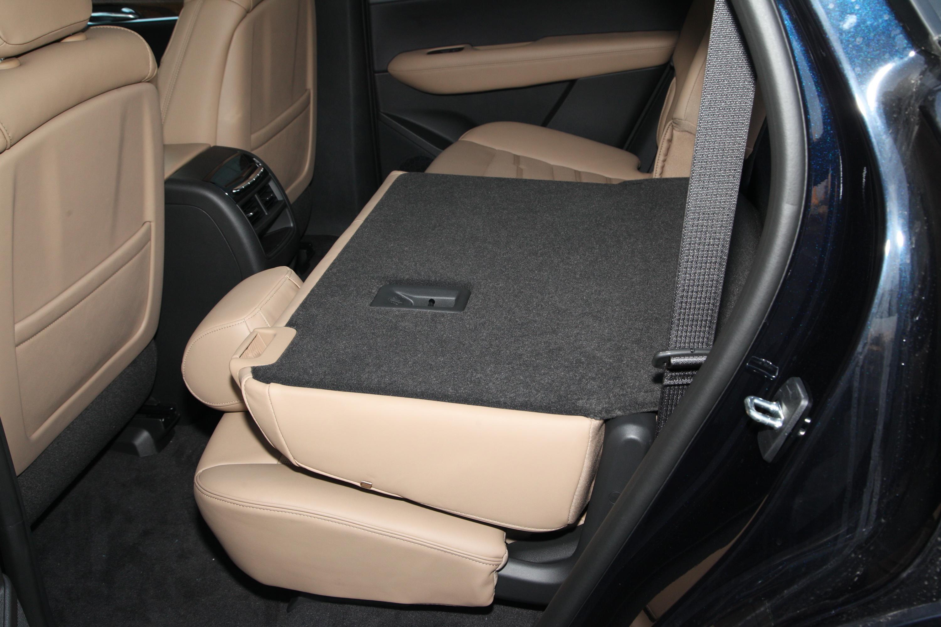 凯迪拉克xt5后备厢空间可利用率很高,装载能力也较为出色,后排座椅