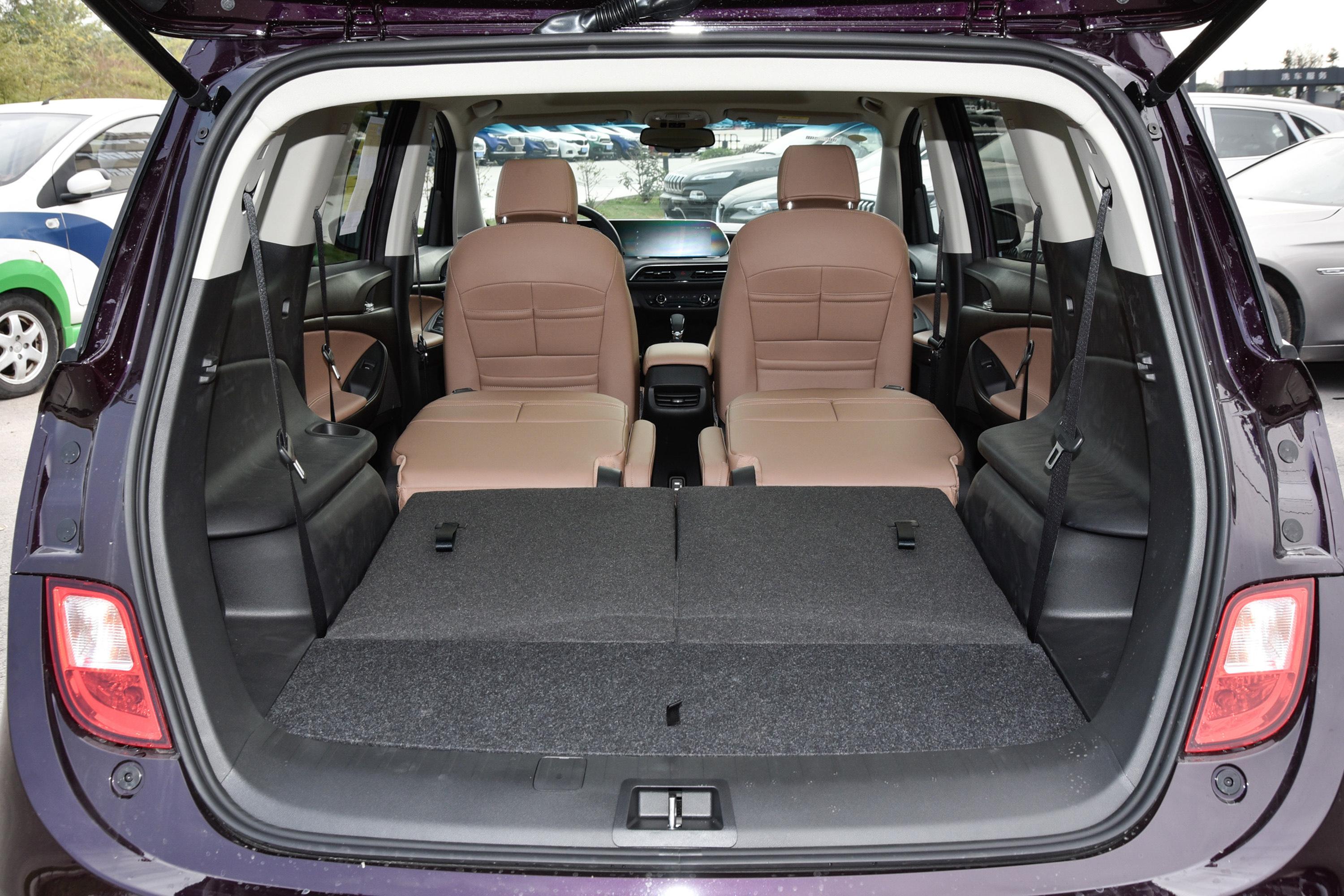 别克gl6后排空间不错,满足日常出行需求没问题.