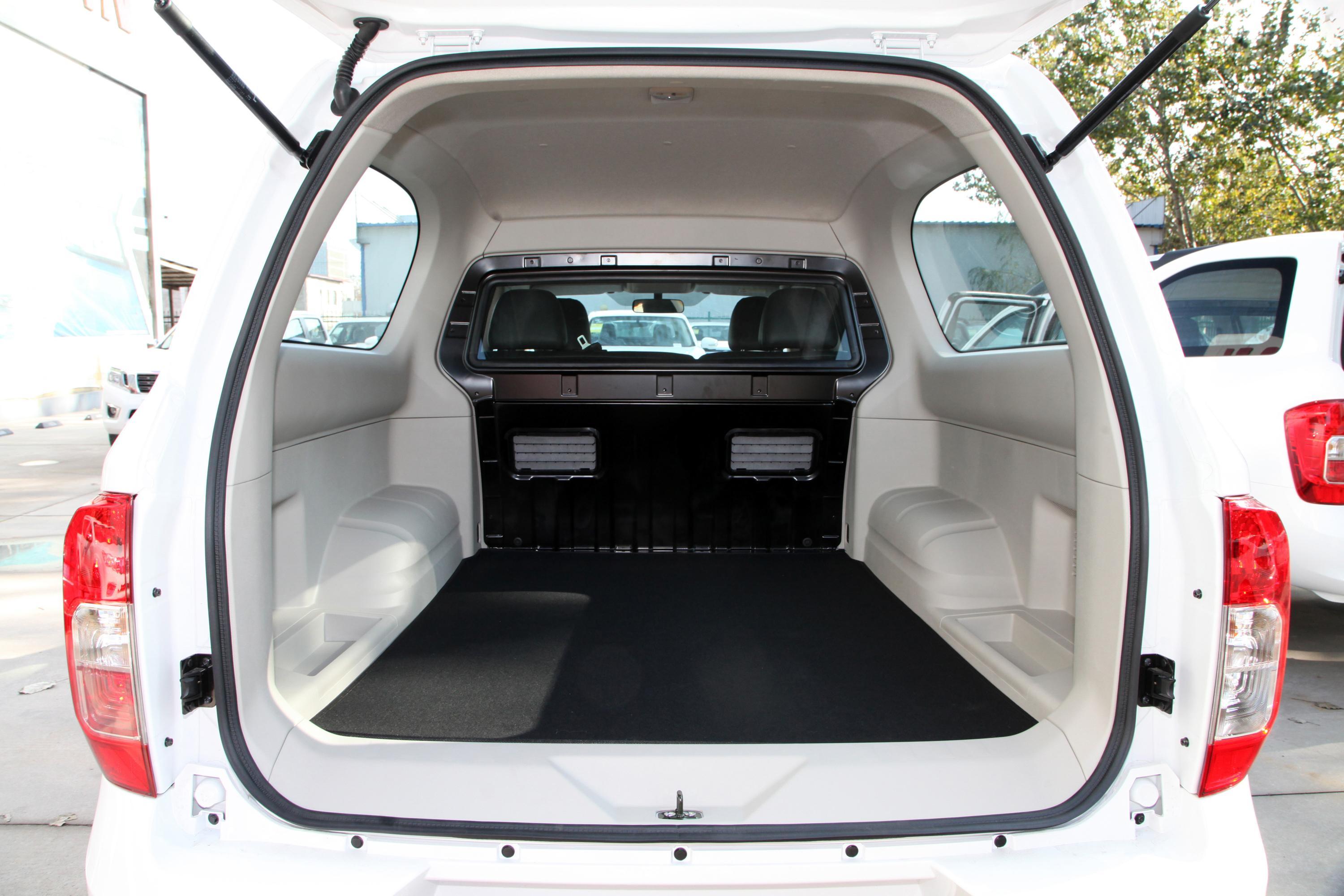 帕拉索后排空间还算宽敞,头部和腿部空间都有一定的余