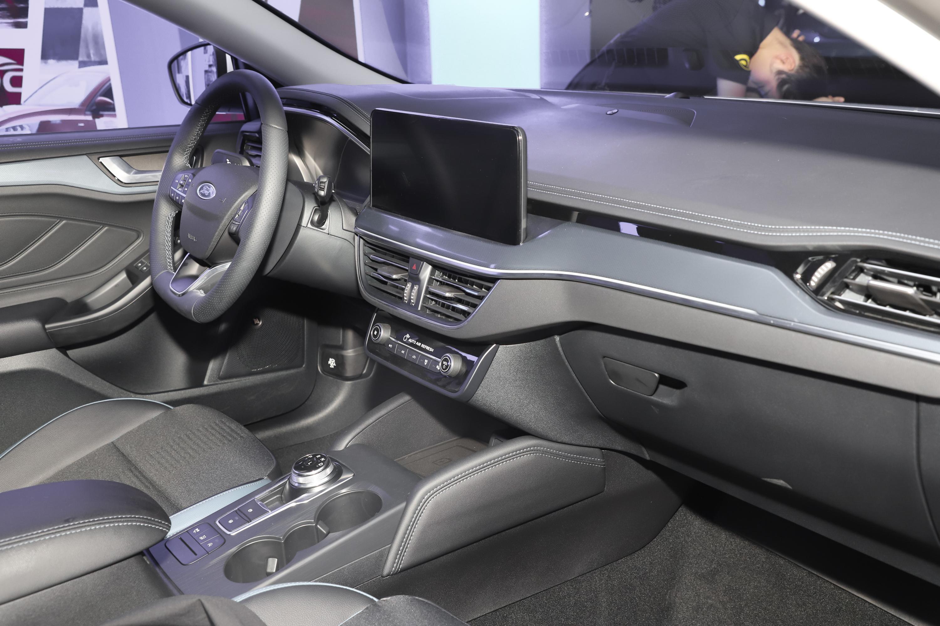 在内饰上,新一代福克斯st在内饰上的改动同样不小.