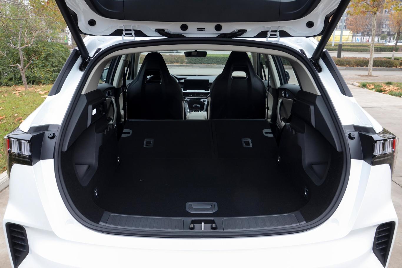 领克06 phev1.5td plus空间