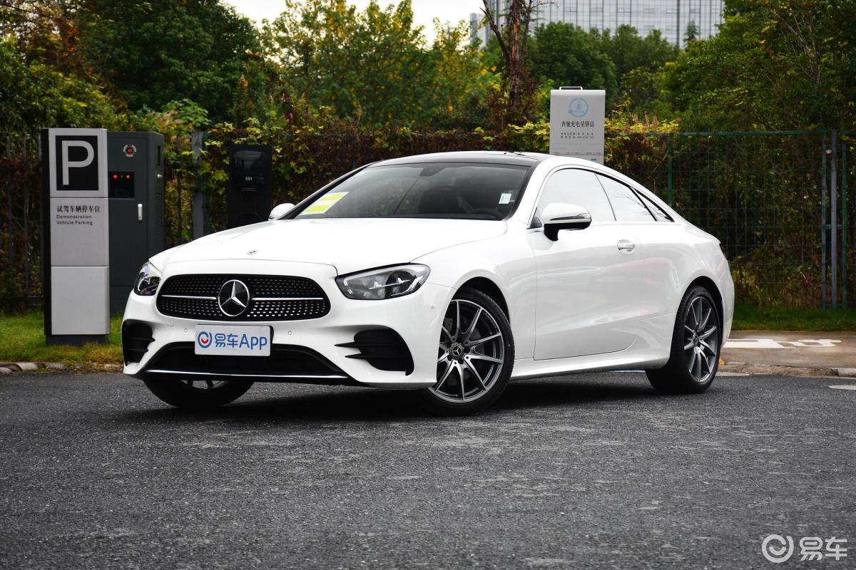 【奔驰e级(进口)2021款e 260 轿跑车侧前45度车头向左水平汽车图片
