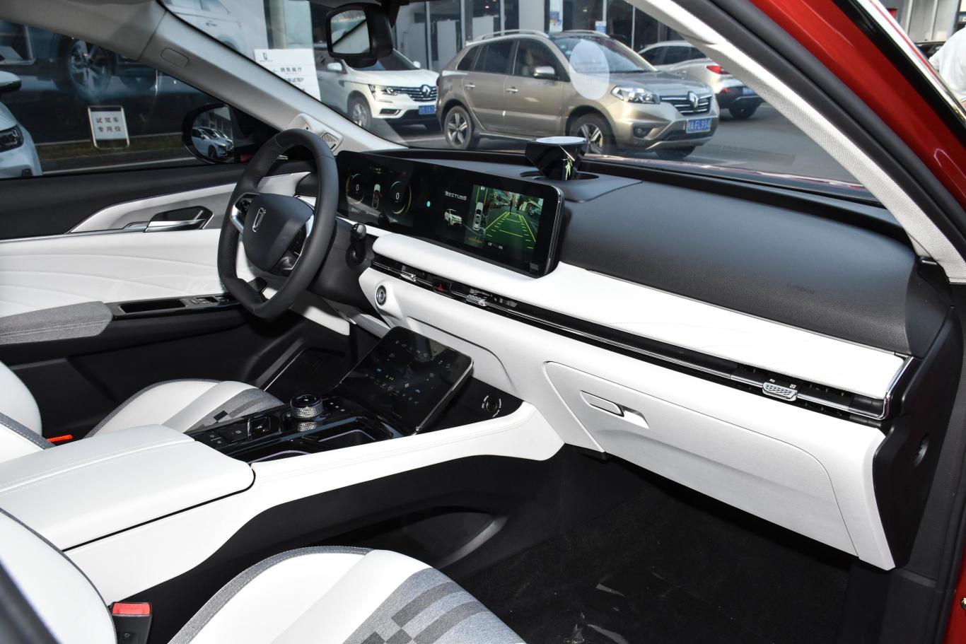 奔腾e01空间曲率型内饰全景副驾驶员方向