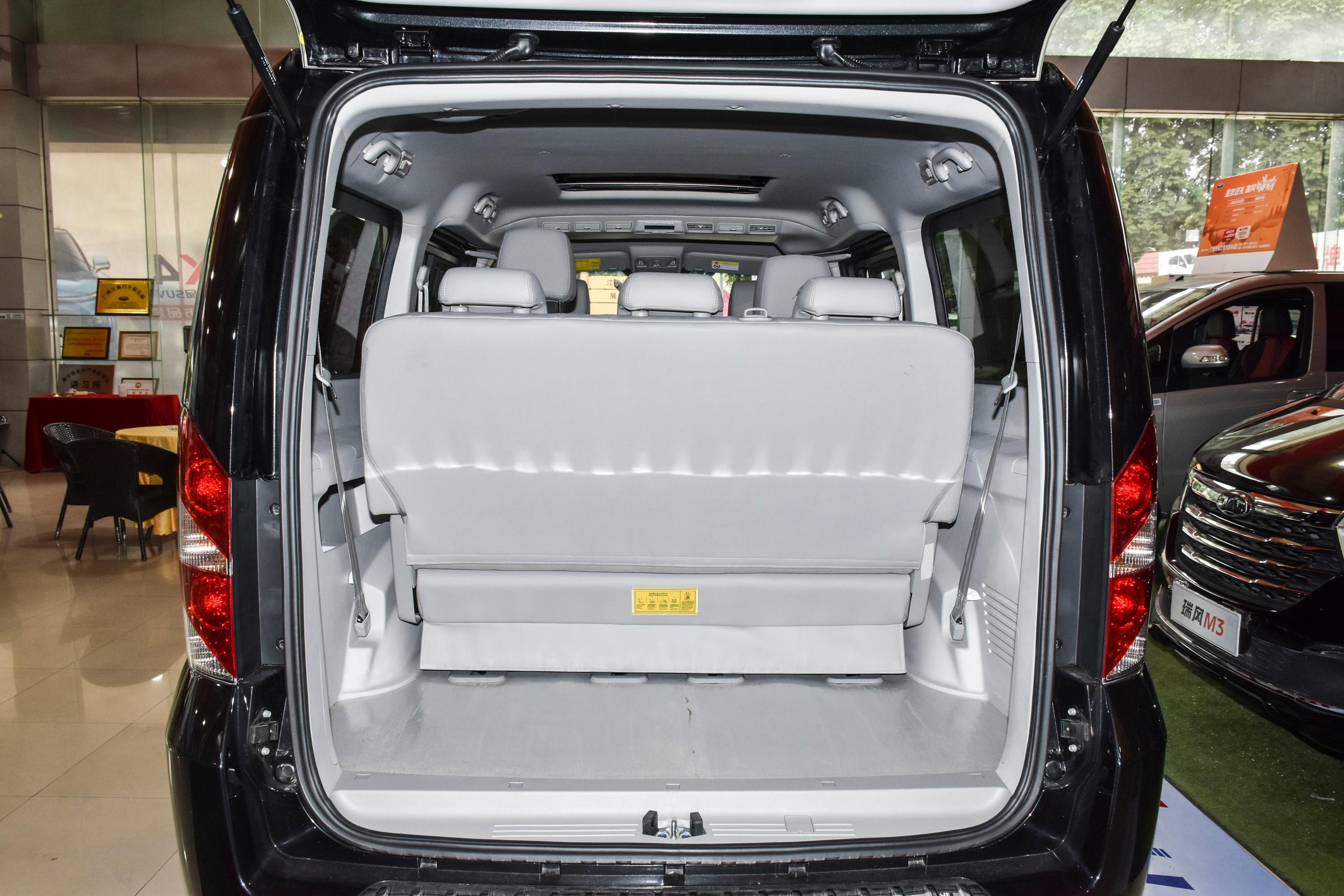 瑞风m5后备厢空间表现还可以,旅途出行有大件物品的话,可以放倒后排