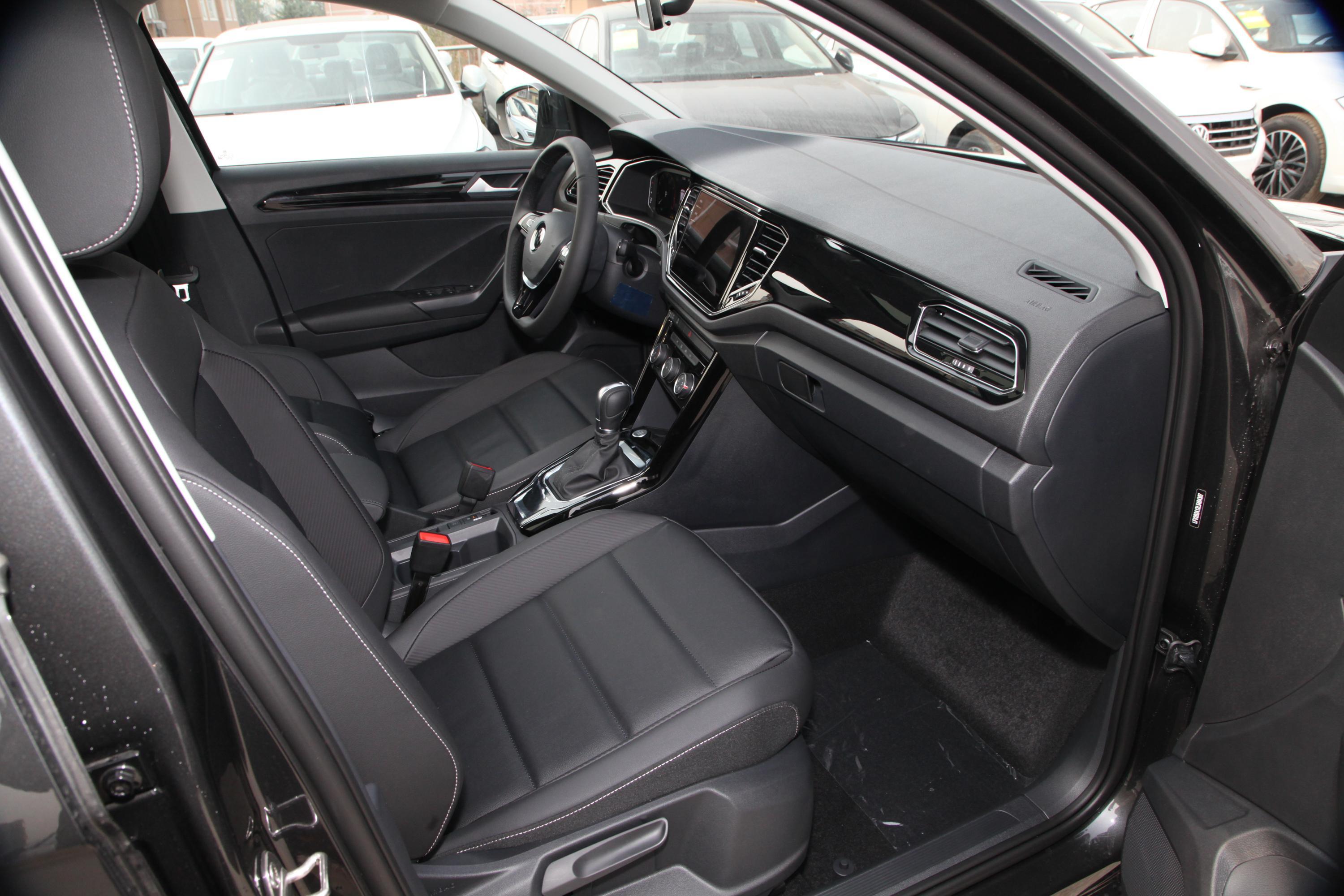 内饰方面,探歌采用了大众全新一代设计语言,整体偏向于年轻,时尚,中控