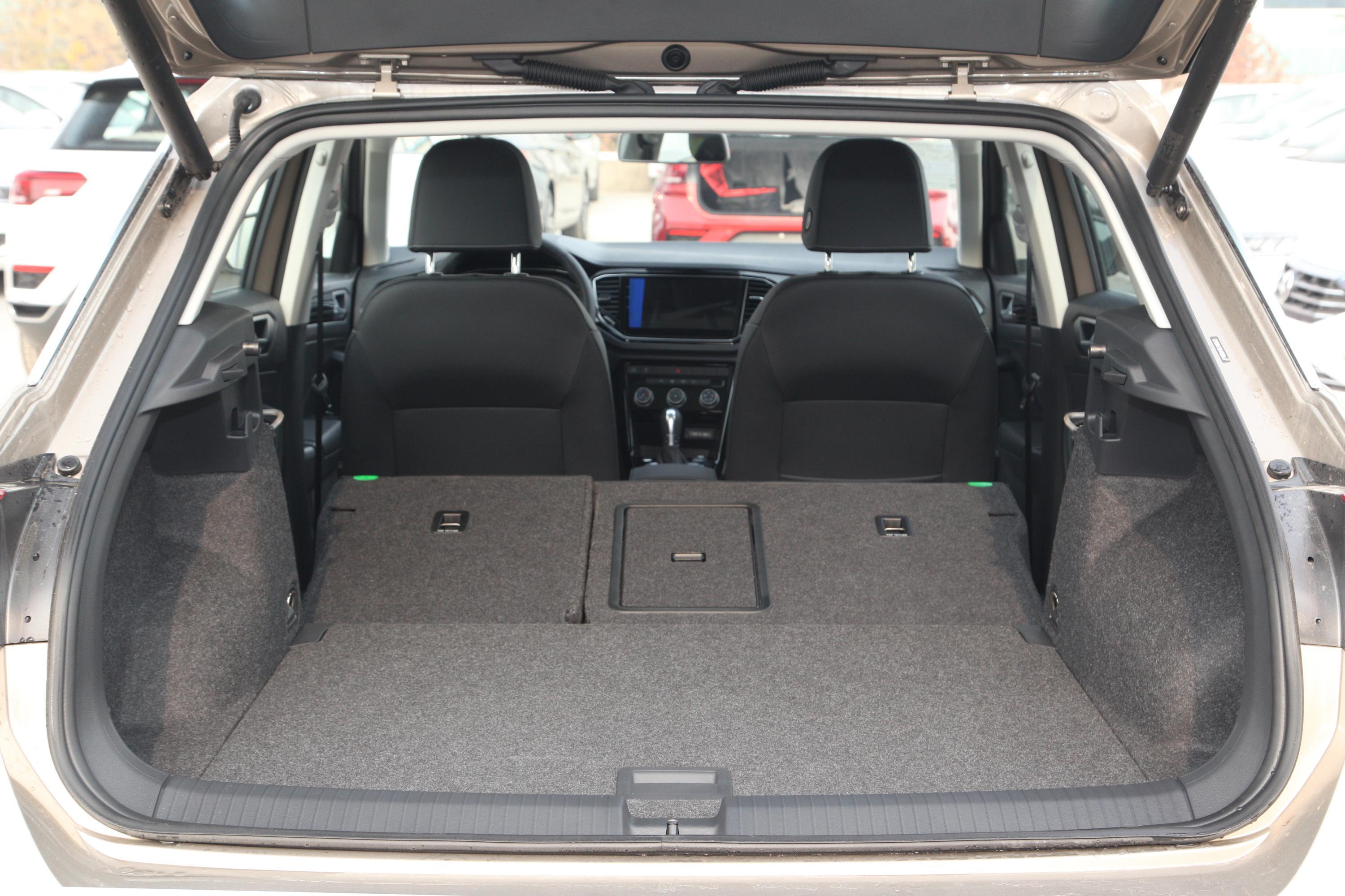 探歌后备厢空间表现还算不错,放倒后排座椅后,能够进一步扩展空间,载