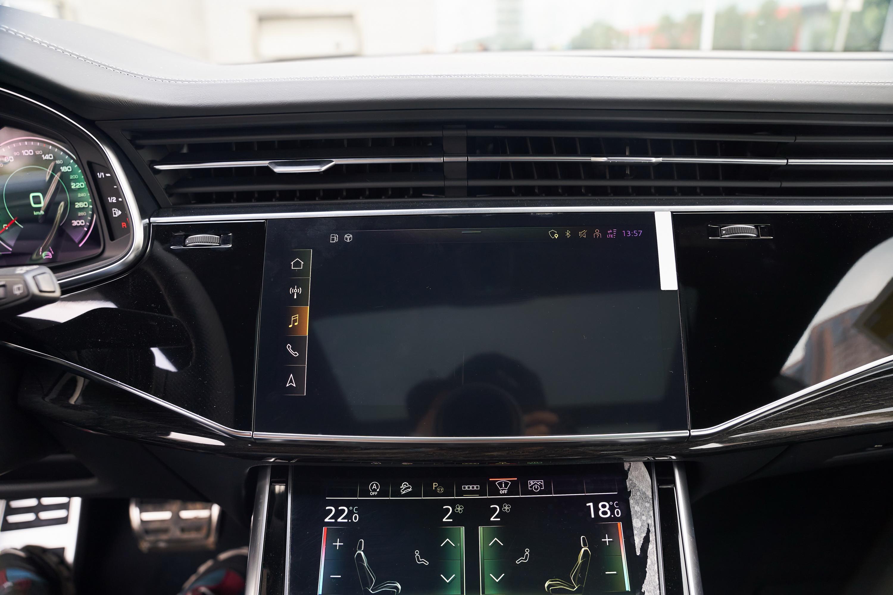 奥迪q8配备车联网,驾驶模式选择,遥控中控,自动驾驶辅助,后排中央扶手