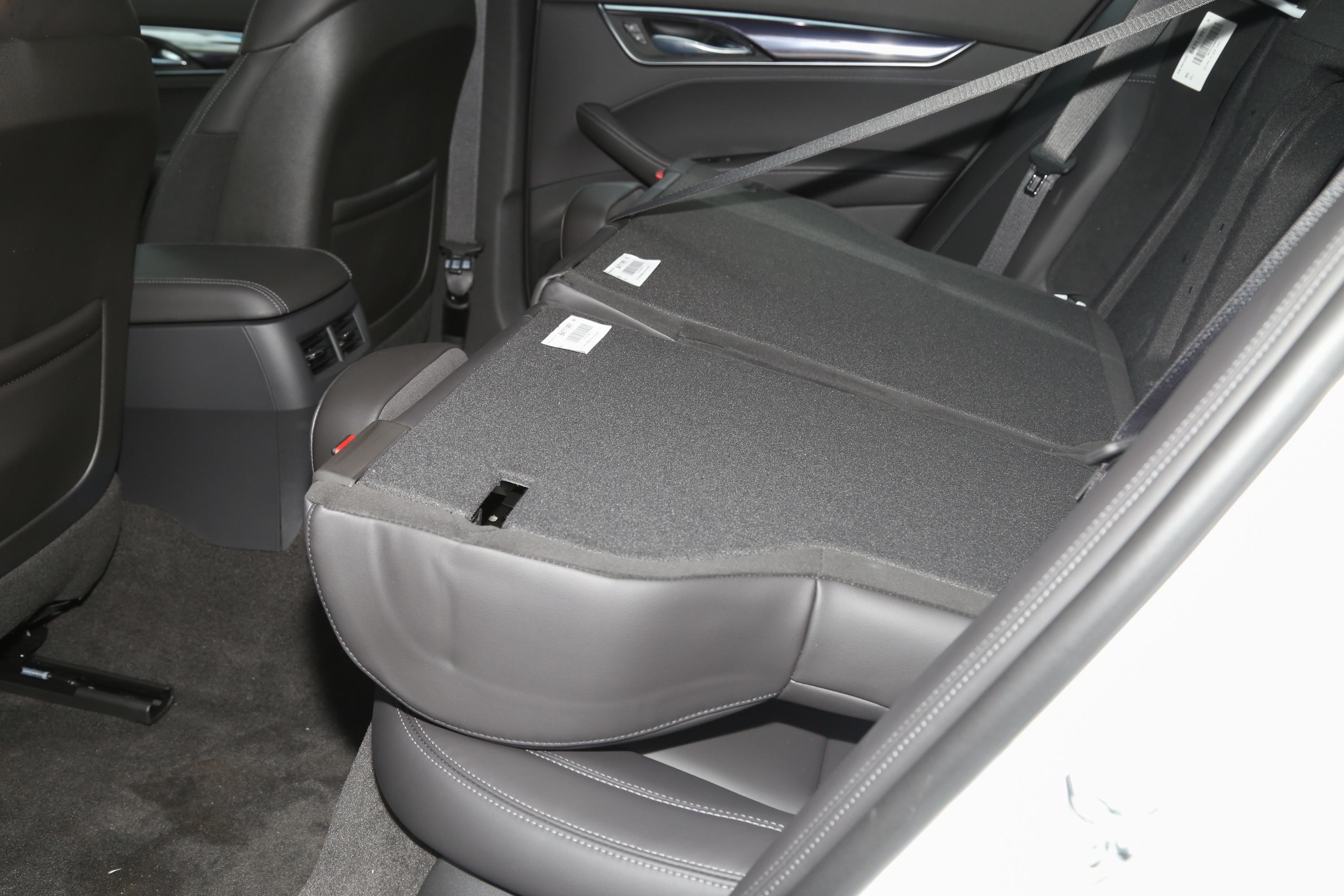 凯迪拉克ct5后备厢空间表现还可以,旅途出行有大件物品的话,可以放倒