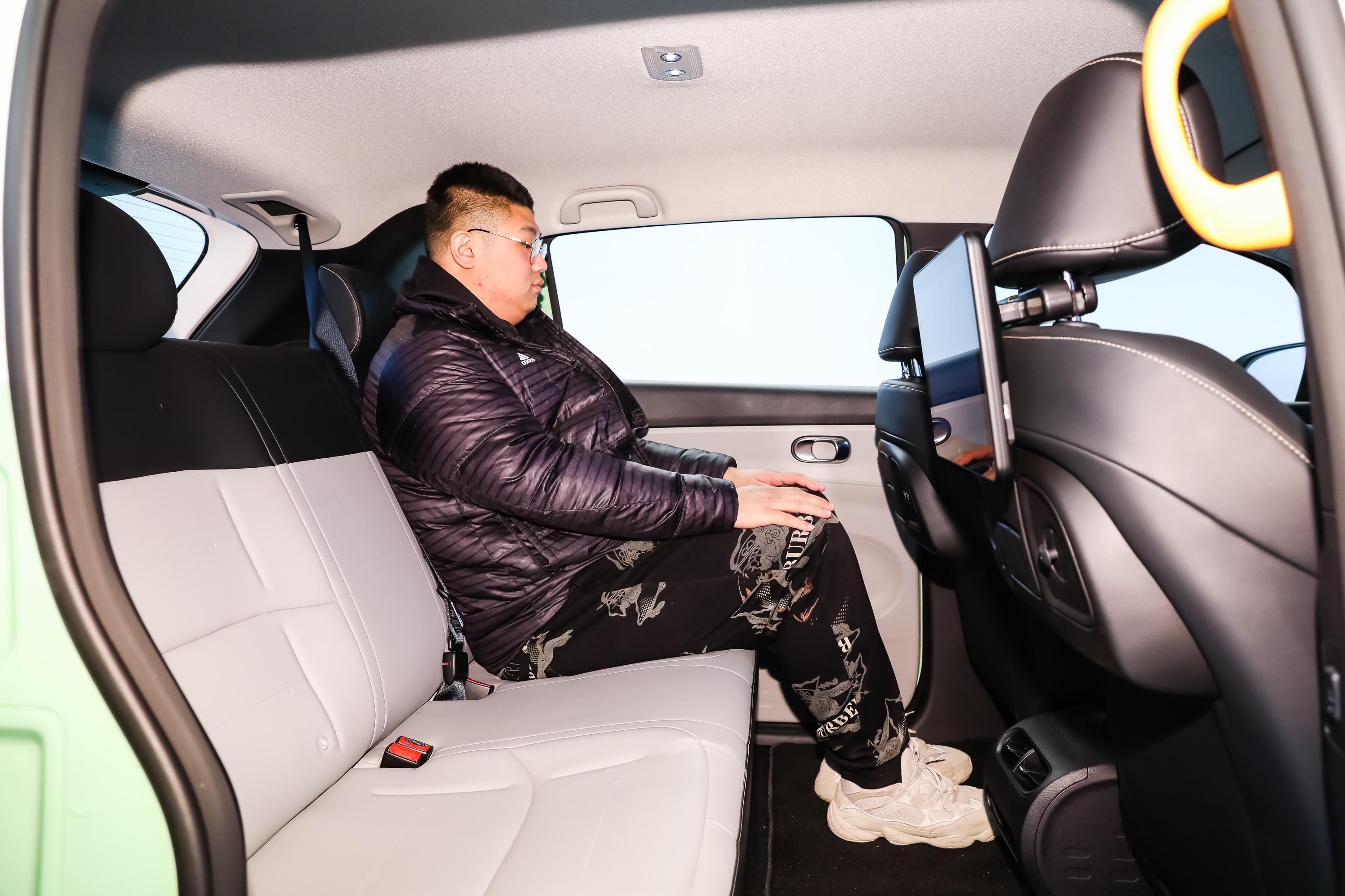 比亚迪d1后排空间不错,满足日常出行需求没问题.