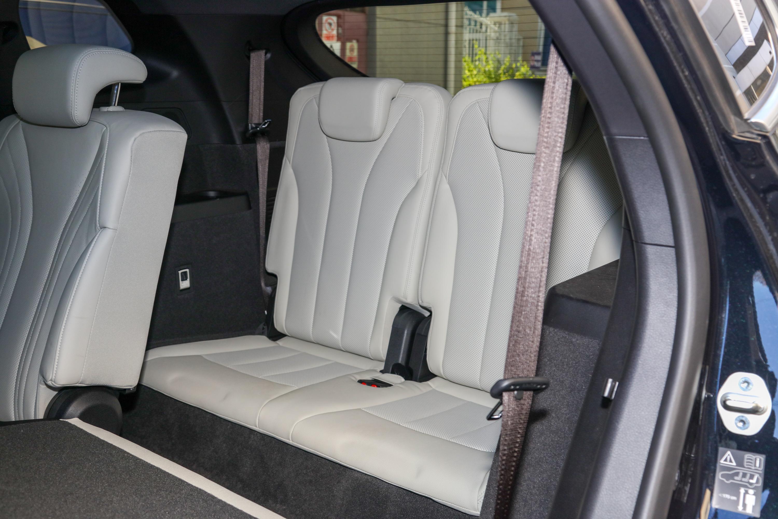 腾势x 纯电动后排空间还算宽敞,头部和腿部空间都有一定的余量,满足