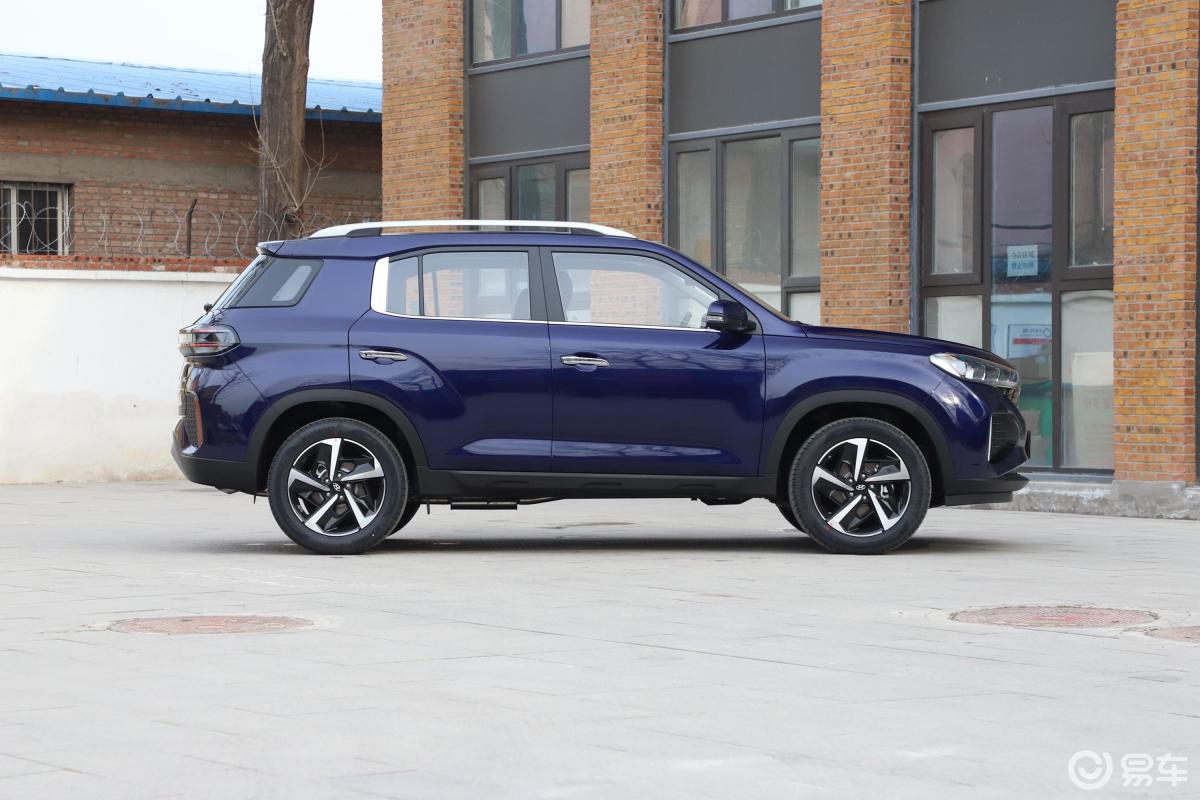 【现代ix352021款240t gdi 双离合 两驱 旗舰版top正侧车头向右水平