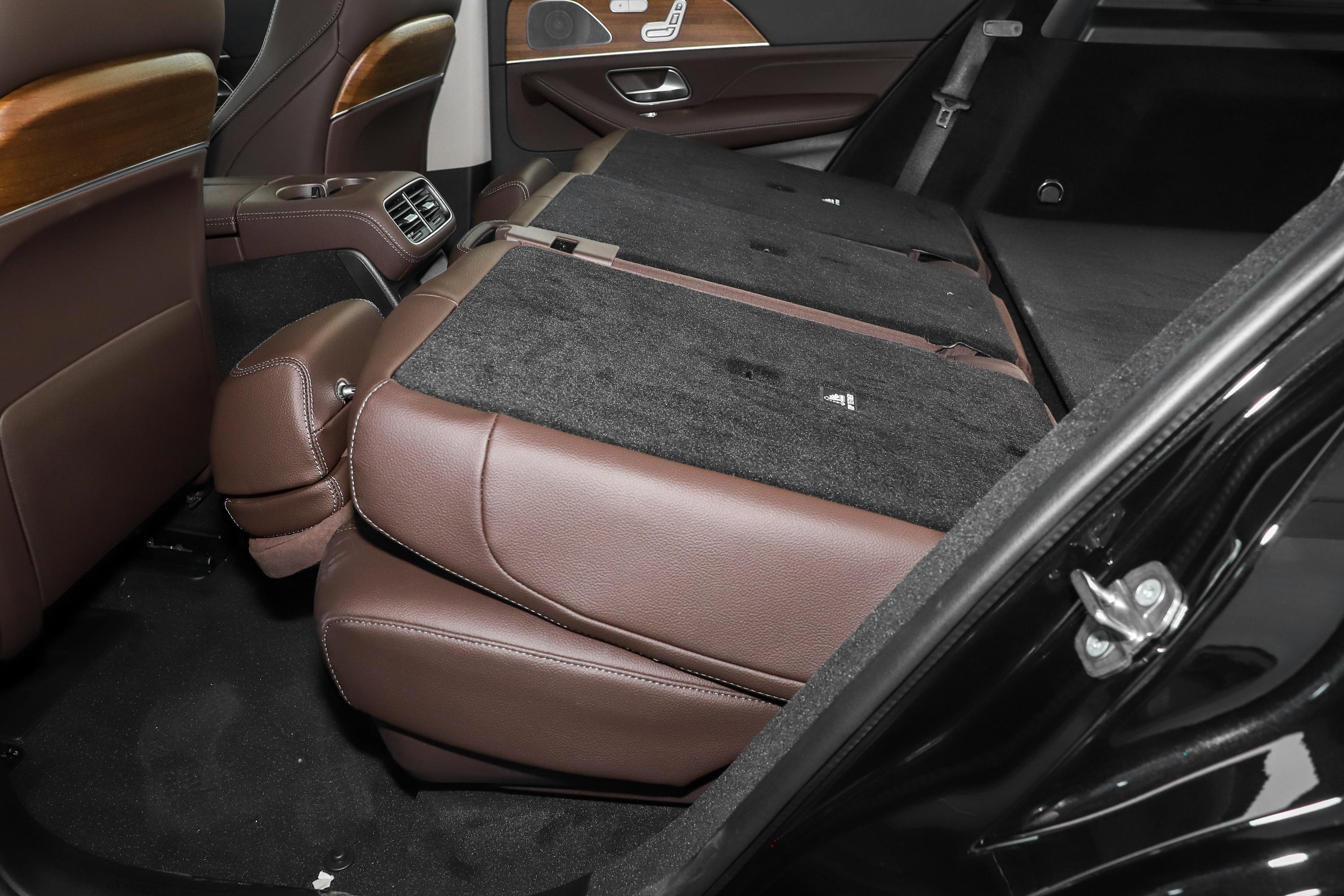 奔驰gle 插电混动后备厢空间表现还可以,旅途出行有大件物品的话,可以