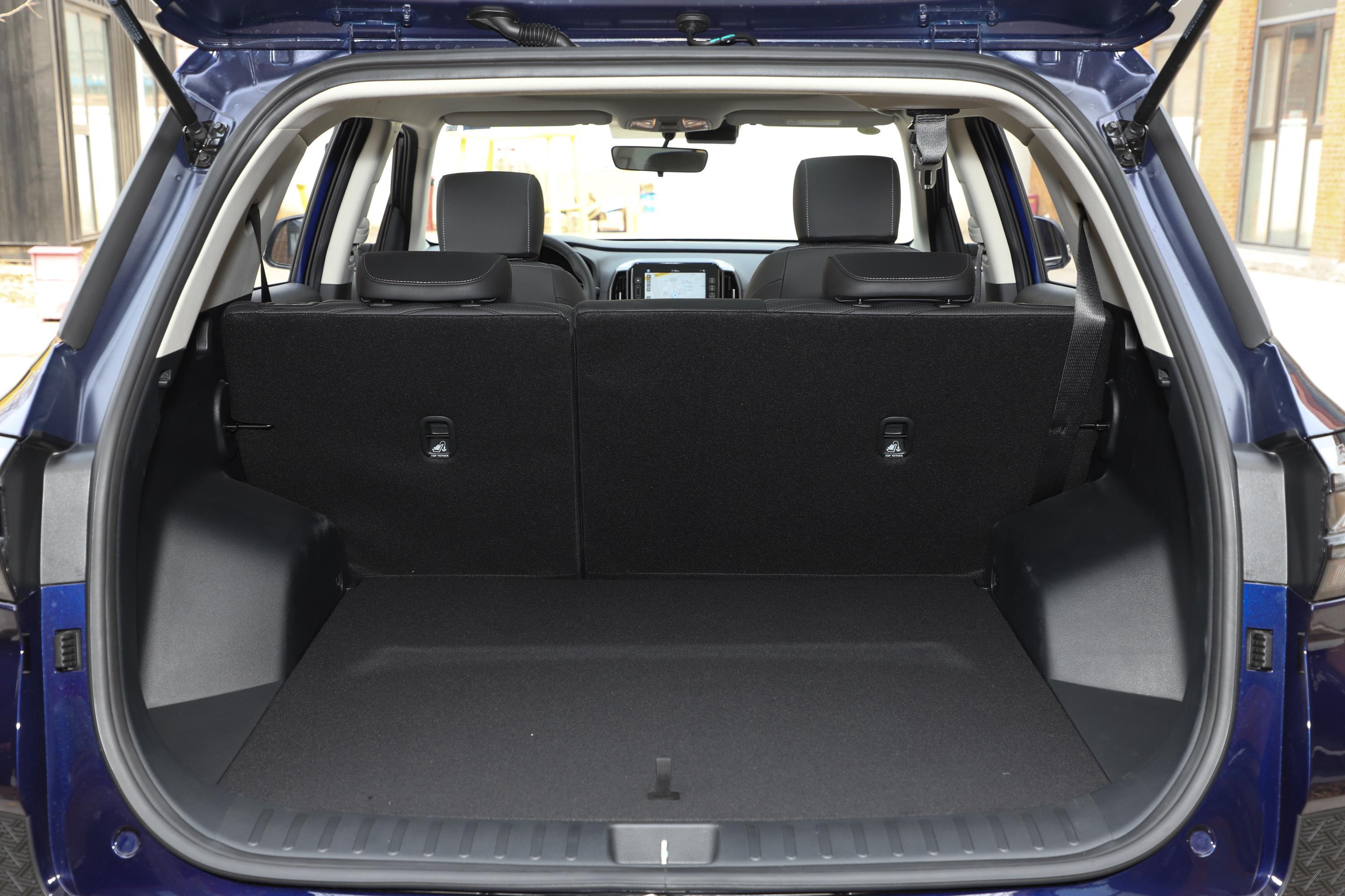 现代ix35后备厢空间表现还可以,旅途出行有大件物品的话,可以放倒后排