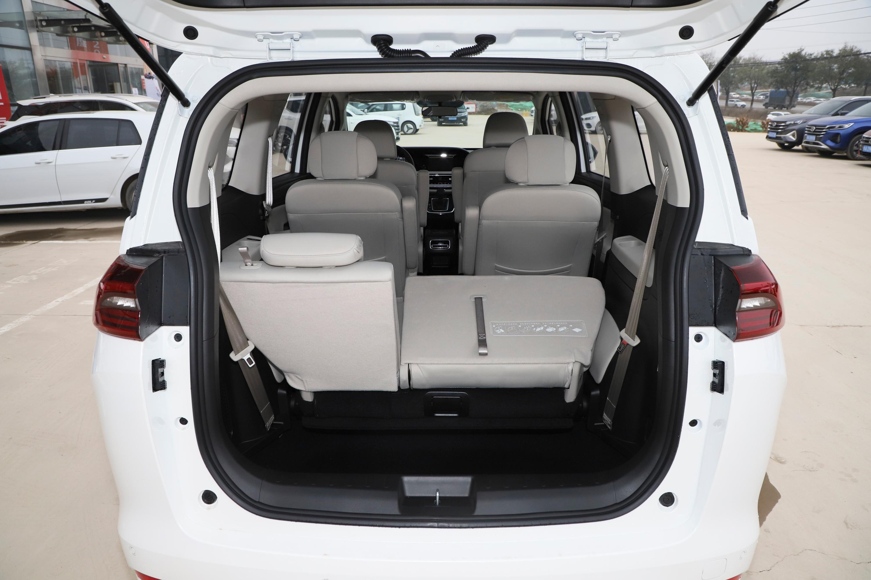 传祺m6后备厢空间表现中规中矩,如果需要装一些较大的物件,后排座椅还