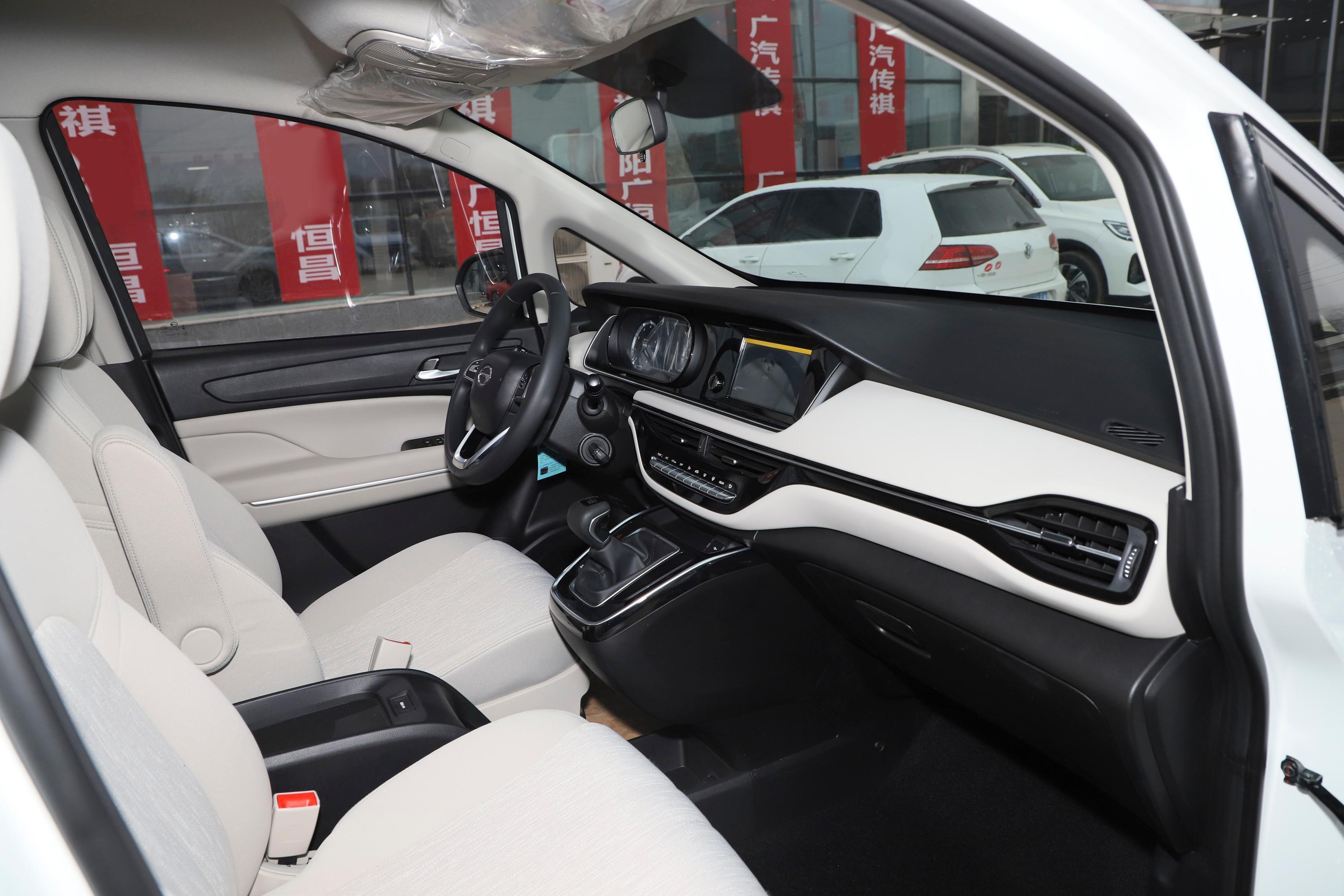 在内饰方面,传祺gm6整体风格比较稳重,没有外观那么运动,但是在细节