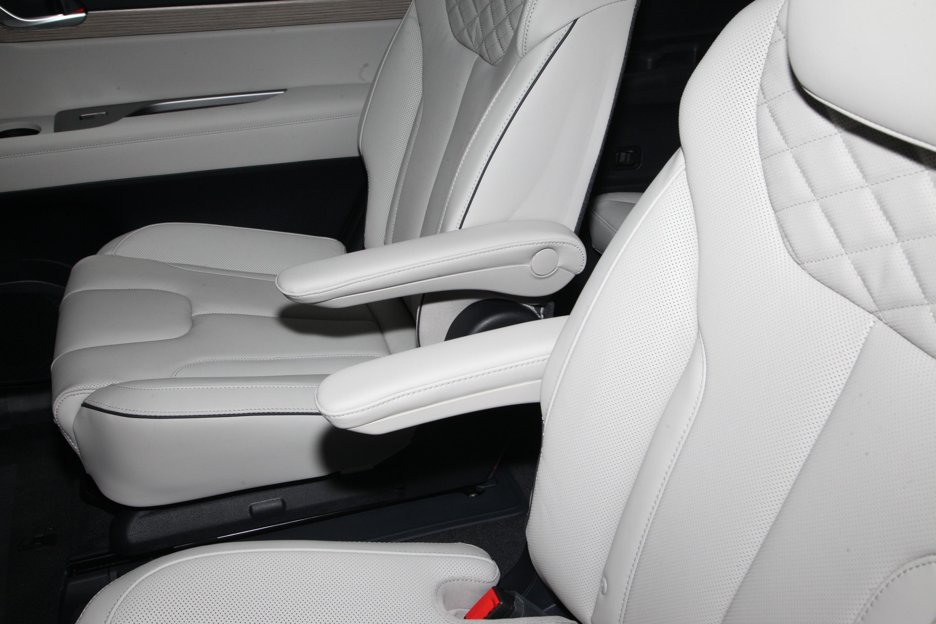 帕里斯帝后排空间还算宽敞,头部和腿部空间都有一定的余量,满足日常