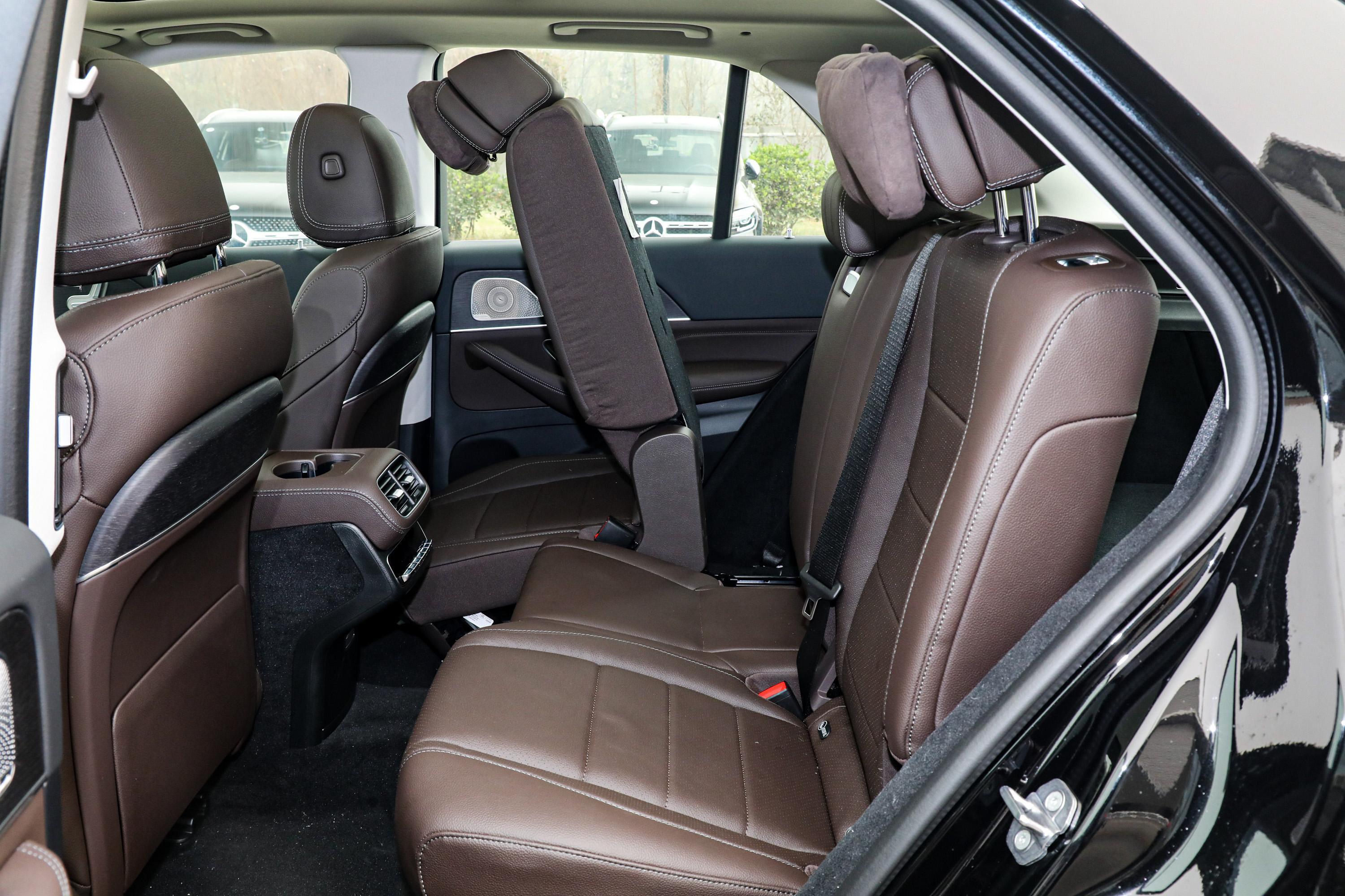 奔驰gle后备厢空间表现还可以,旅途出行有大件物品的话,可以放倒后排