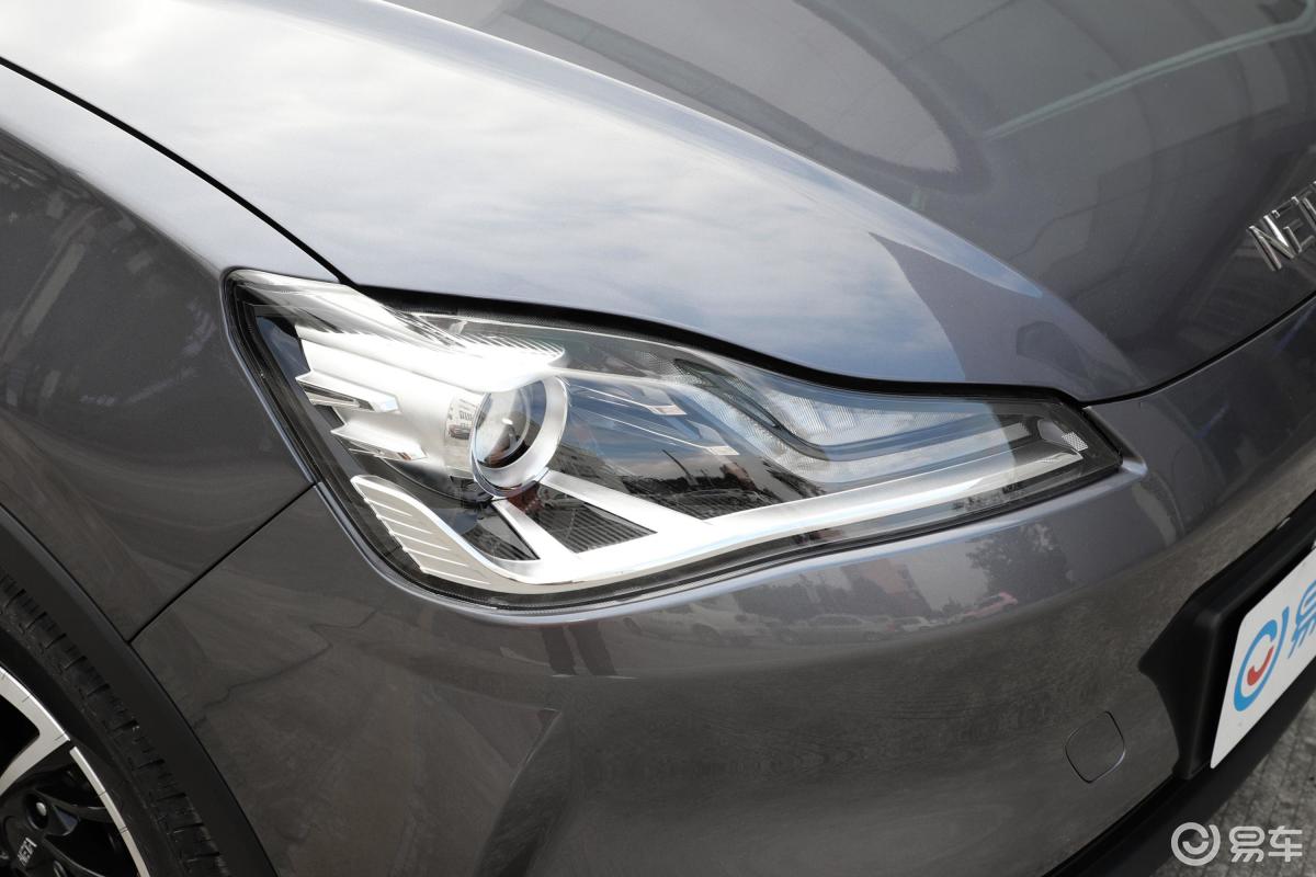 【哪吒v2021款长续航娱乐版大灯侧45度俯拍汽车图片-汽车图片大全】