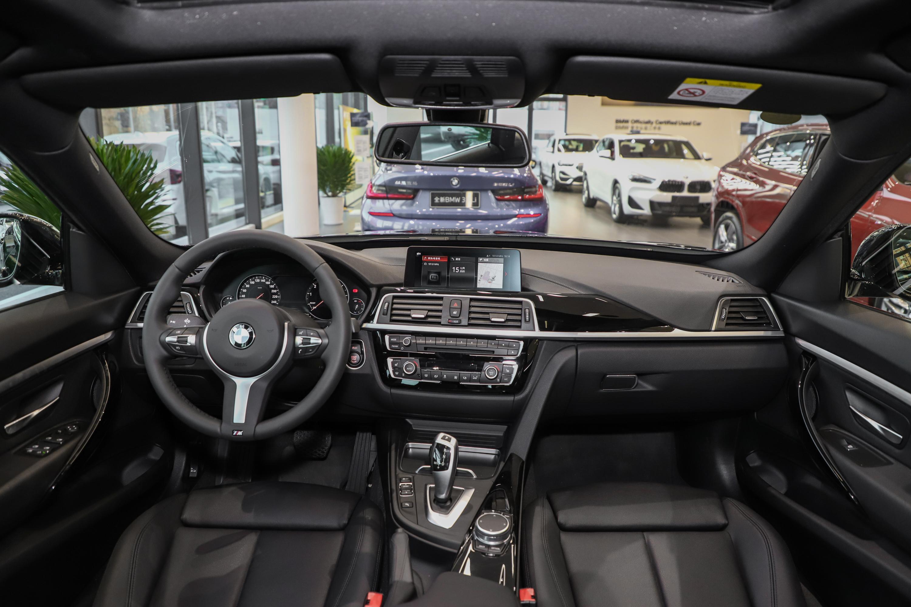 宝马3系gt的内饰风格颇为简约大方,视觉效果亮点又不失层次感,在相近