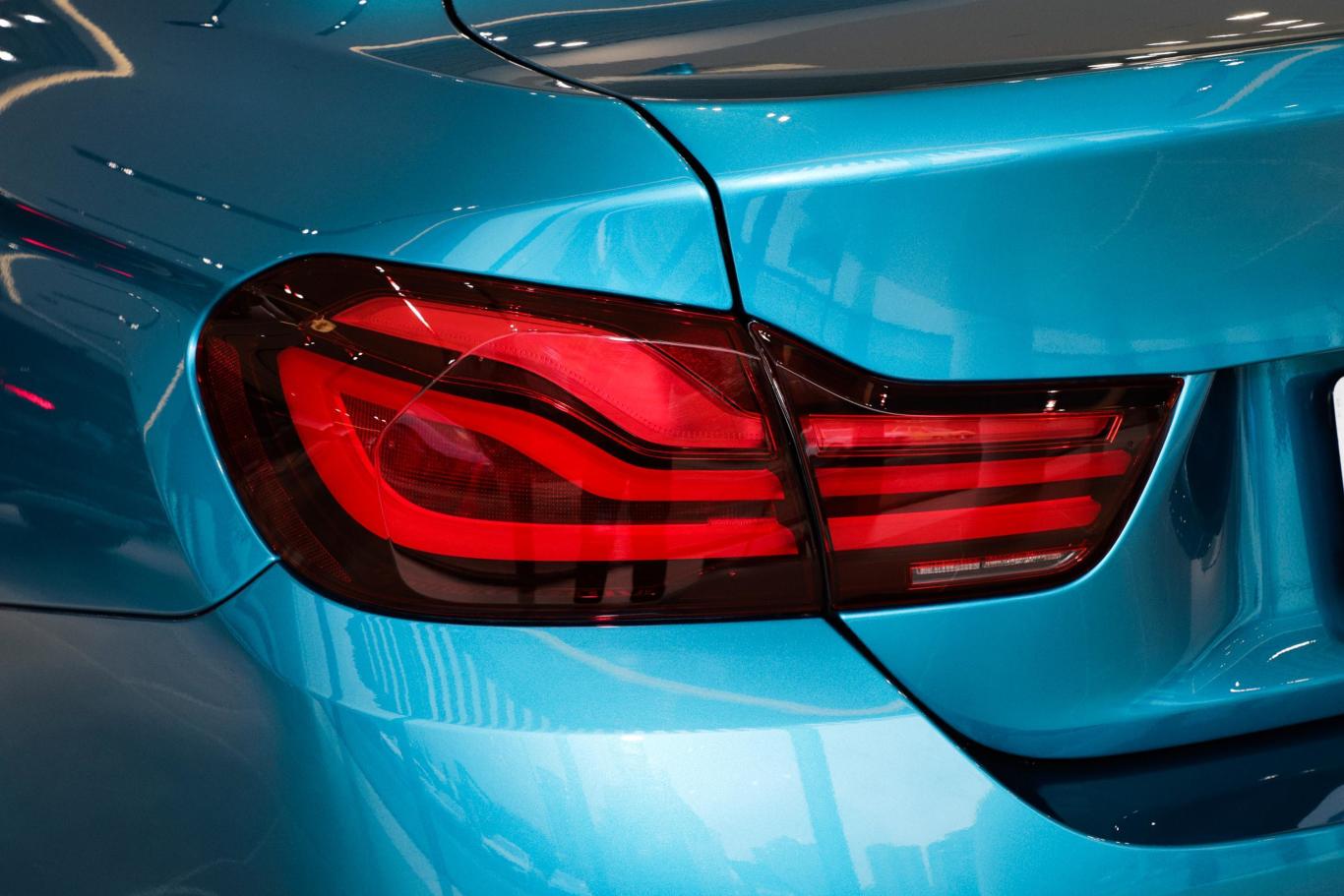 宝马4系四门轿跑车 425i m运动曜夜版尾灯侧45度俯拍