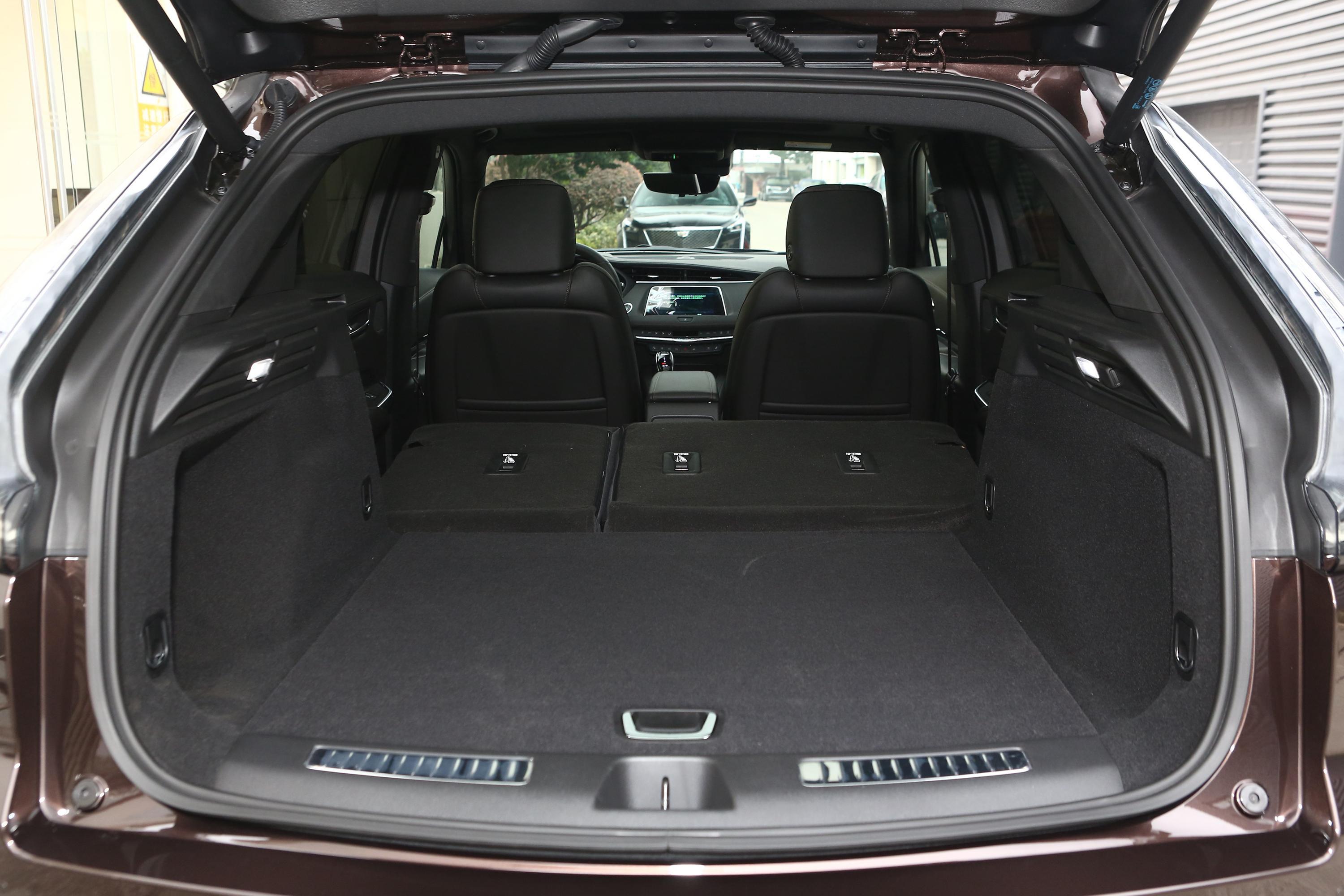 凯迪拉克xt4后备厢空间不错,也能通过放倒后排座椅来扩展储物空间