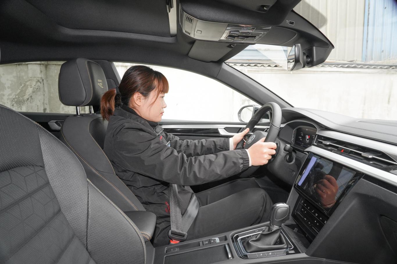 一汽-大众cc380tsi 夺目版前排座椅空间体