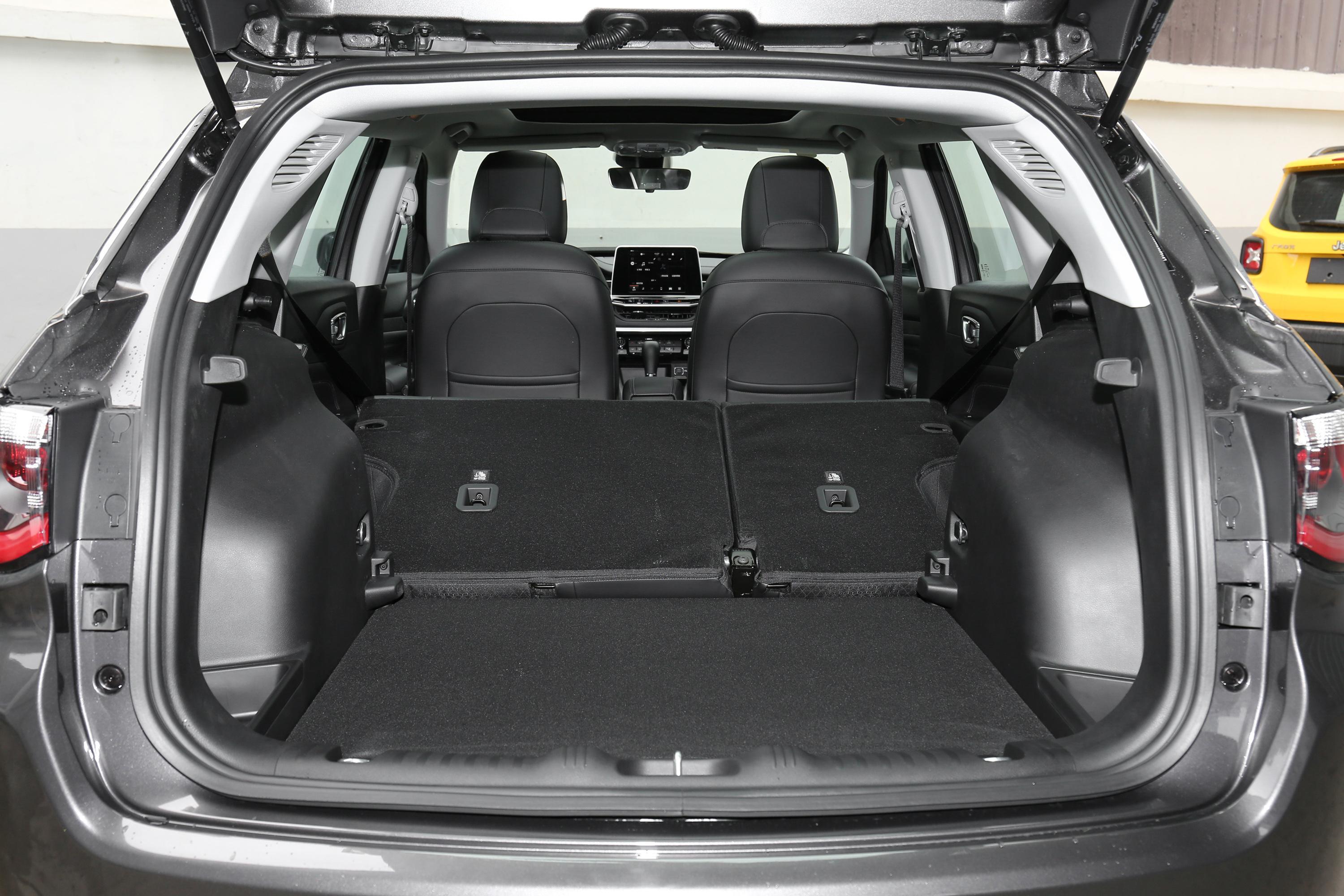 指南者空间表现不错,腿部头部空间都挺舒适,带来更好的乘坐感受.